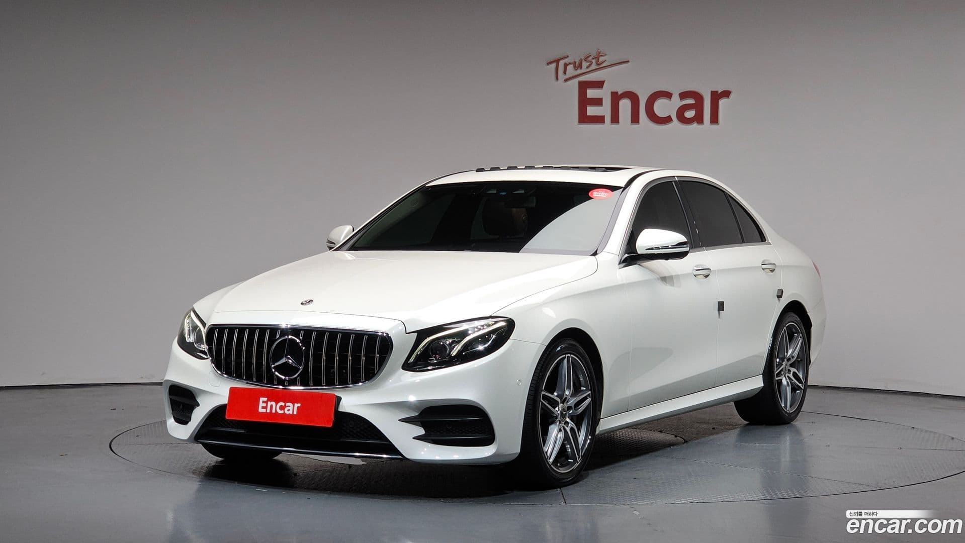 Main__Slider__Photo:E-Class Mercedes-Benz 2019.5-0