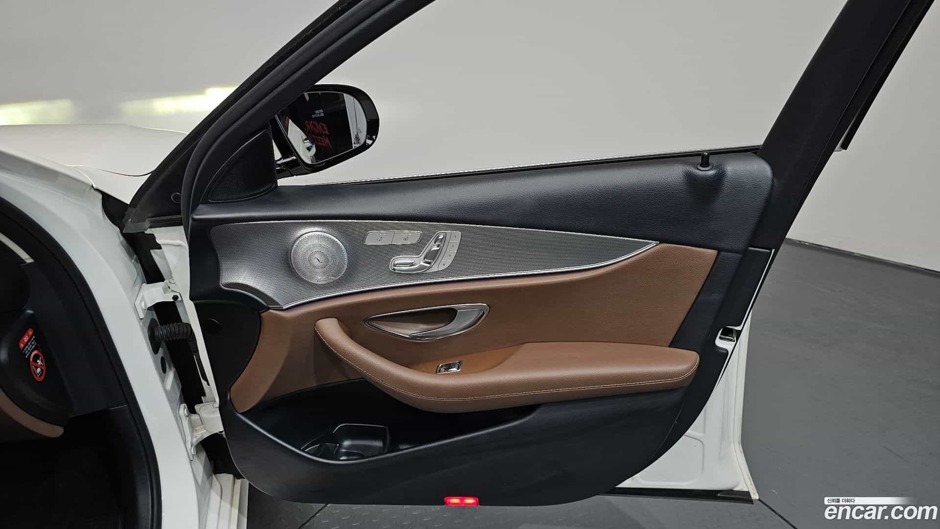 E-Class Mercedes-Benz 2019.5-INNER-034