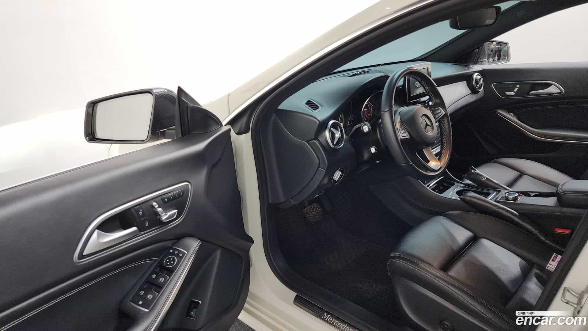 CLA-Class Mercedes-Benz 2017.1-INNER-010