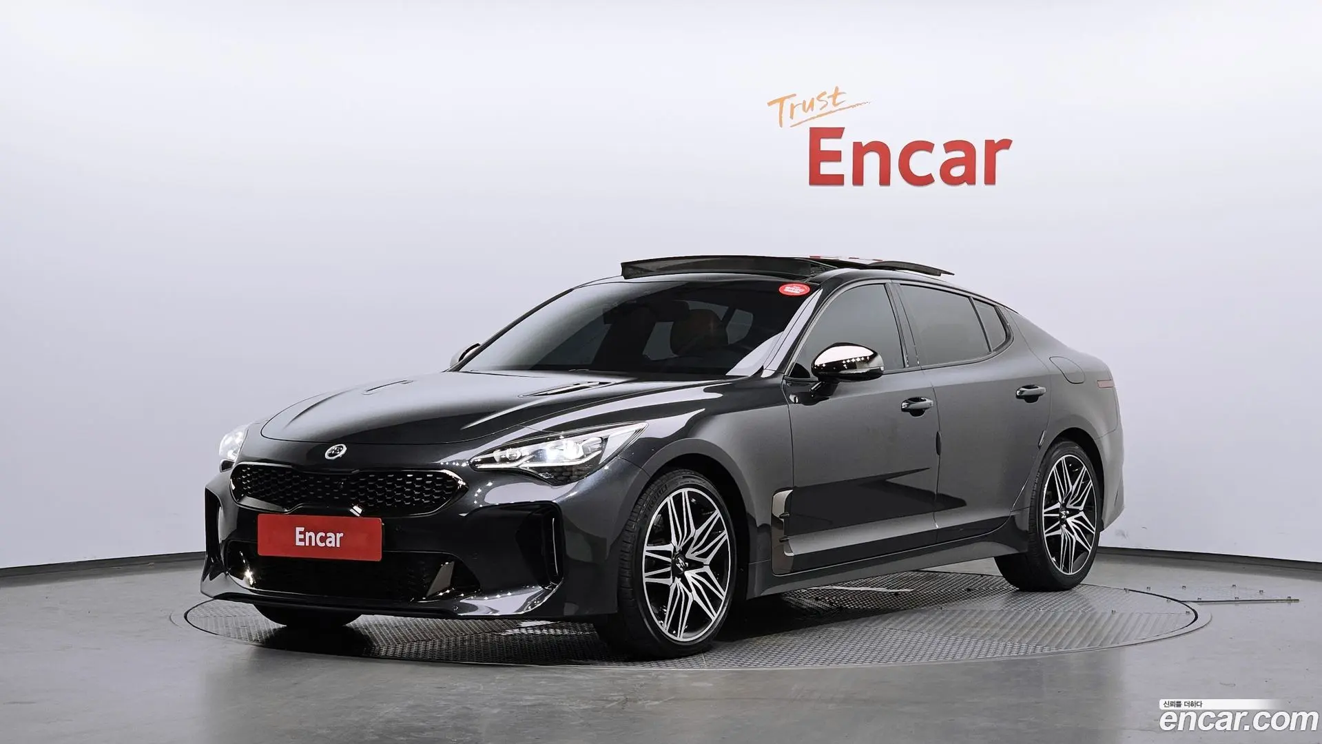 Main__Slider__Photo:Stinger Kia 2018.6-0