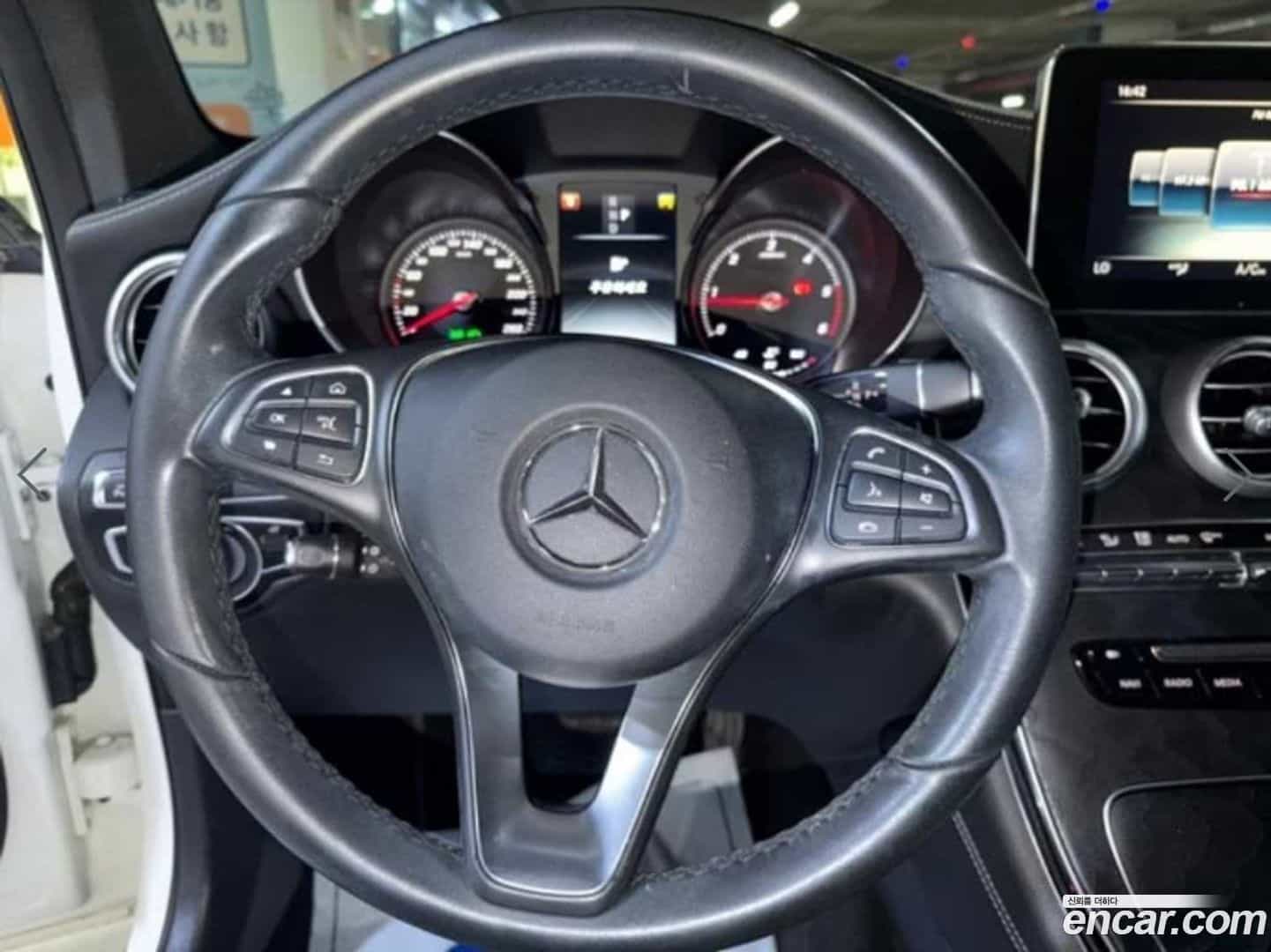 GLC-Class Mercedes-Benz 2017.1-INNER-008