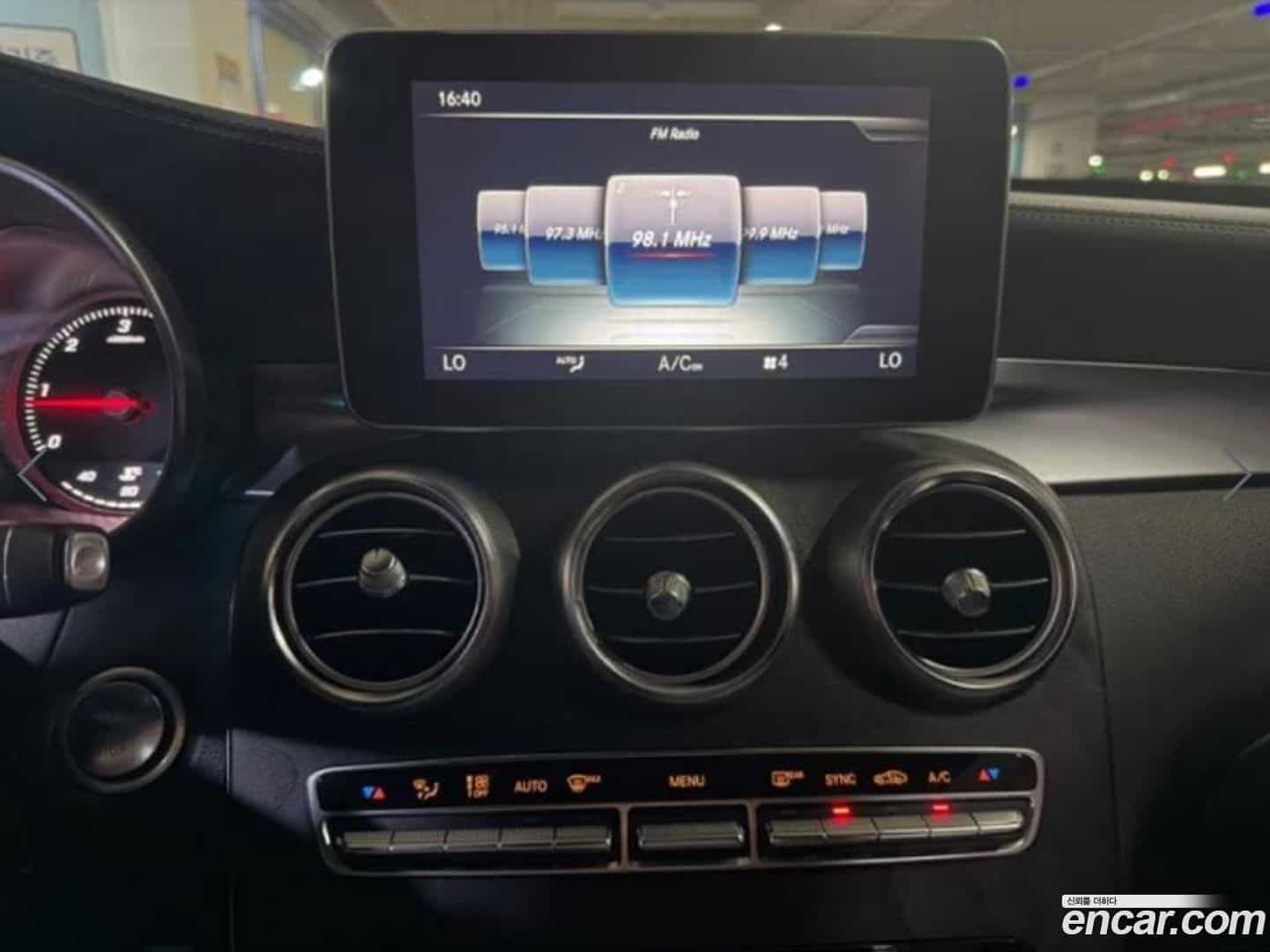 GLC-Class Mercedes-Benz 2017.1-INNER-010