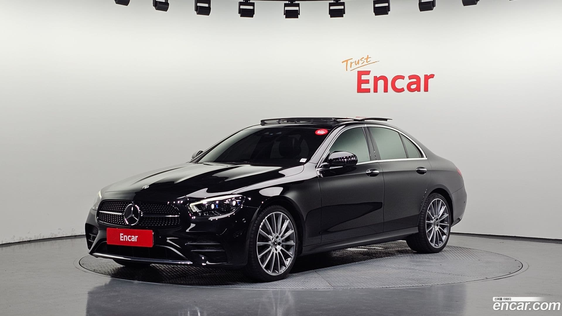 Main__Slider__Photo:E-Class Mercedes-Benz 2022.4-0