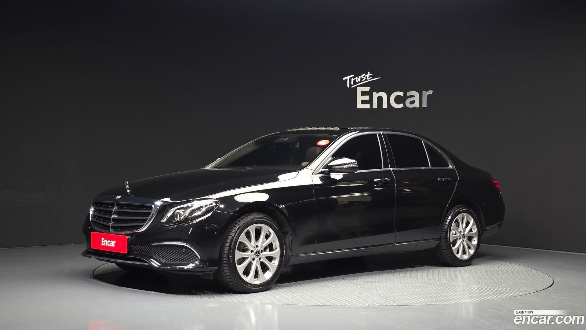 Main__Slider__Photo:E-Class Mercedes-Benz 2019.6-0