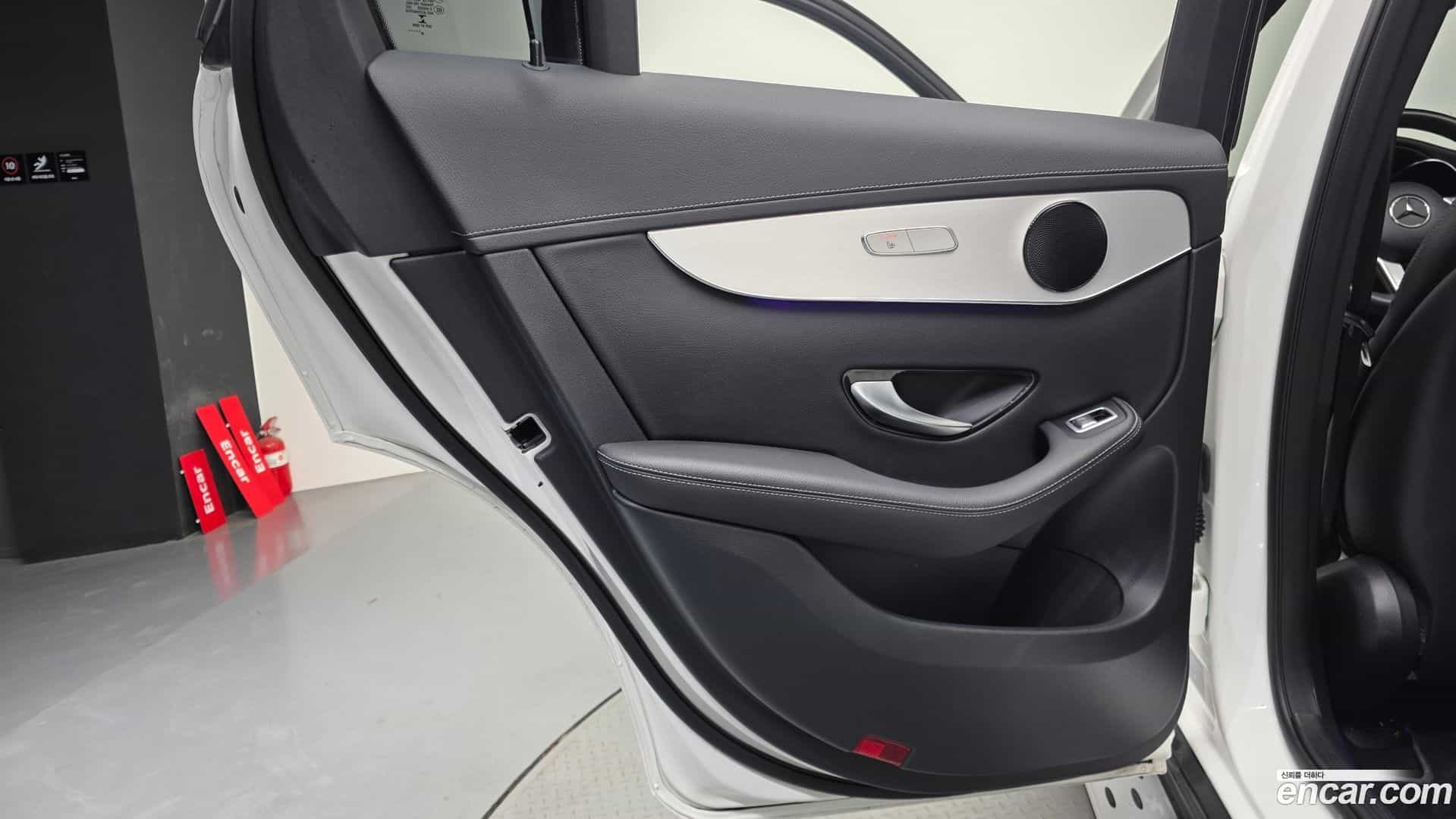 GLC-Class Mercedes-Benz 2021.2-INNER-035