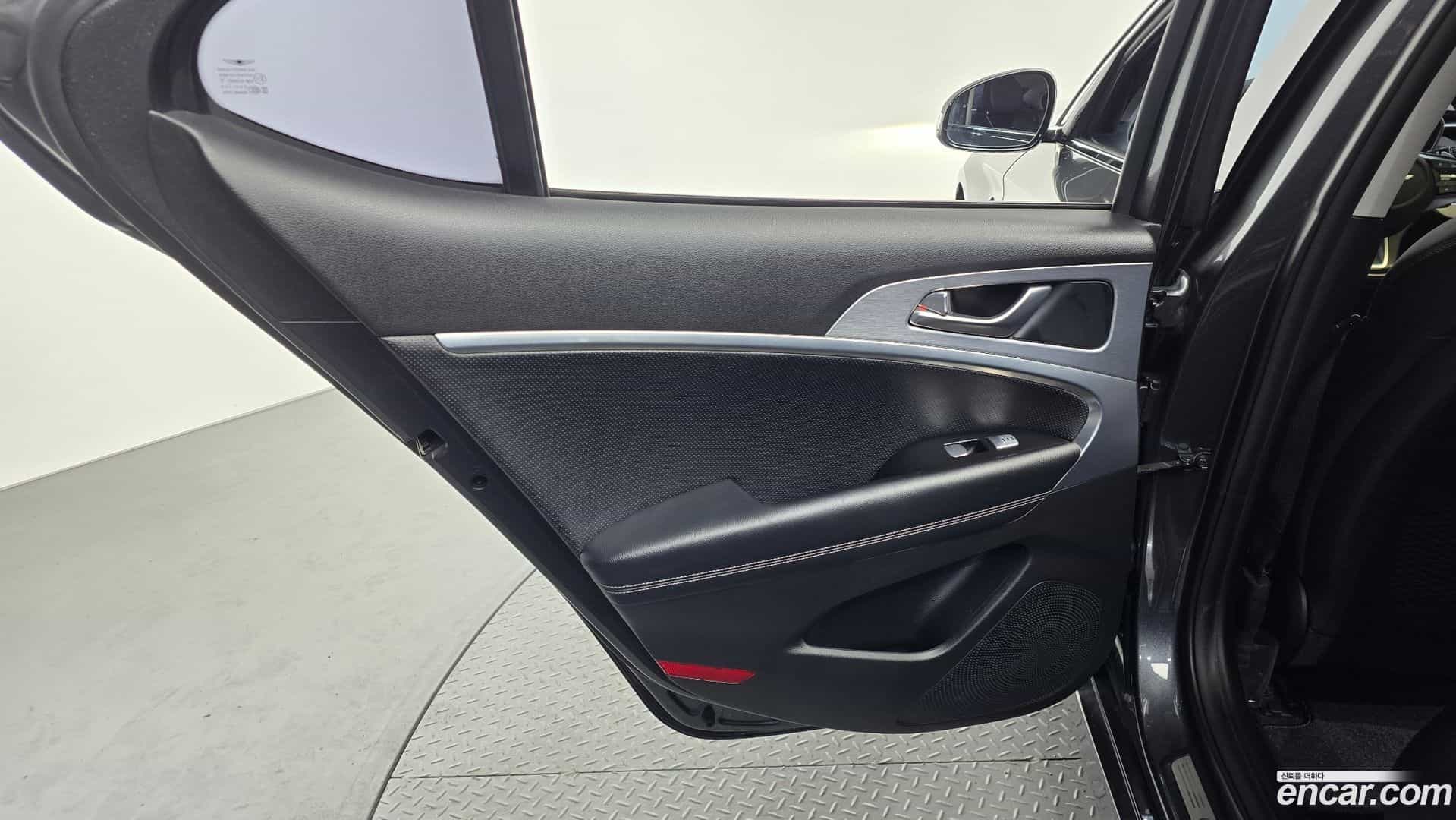 G70 Genesis 2018.1-INNER-035