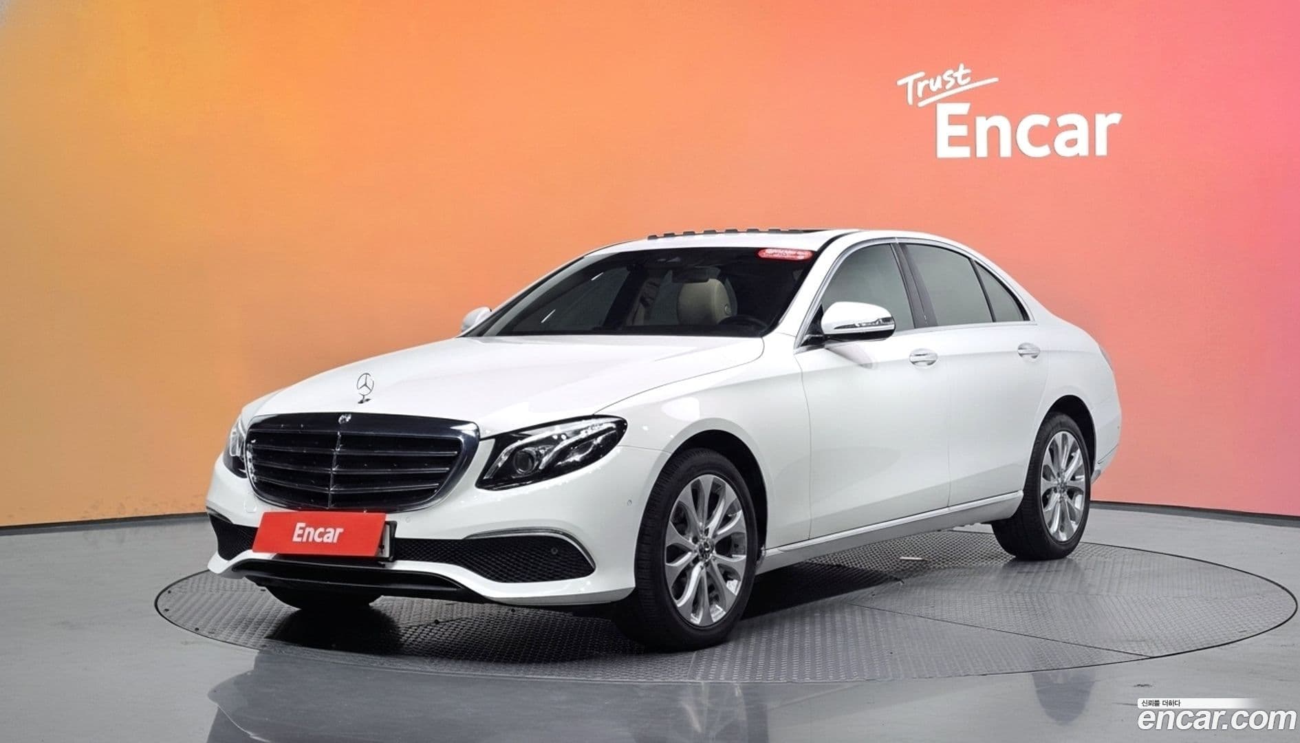 Main__Slider__Photo:E-Class Mercedes-Benz 2019.5-0