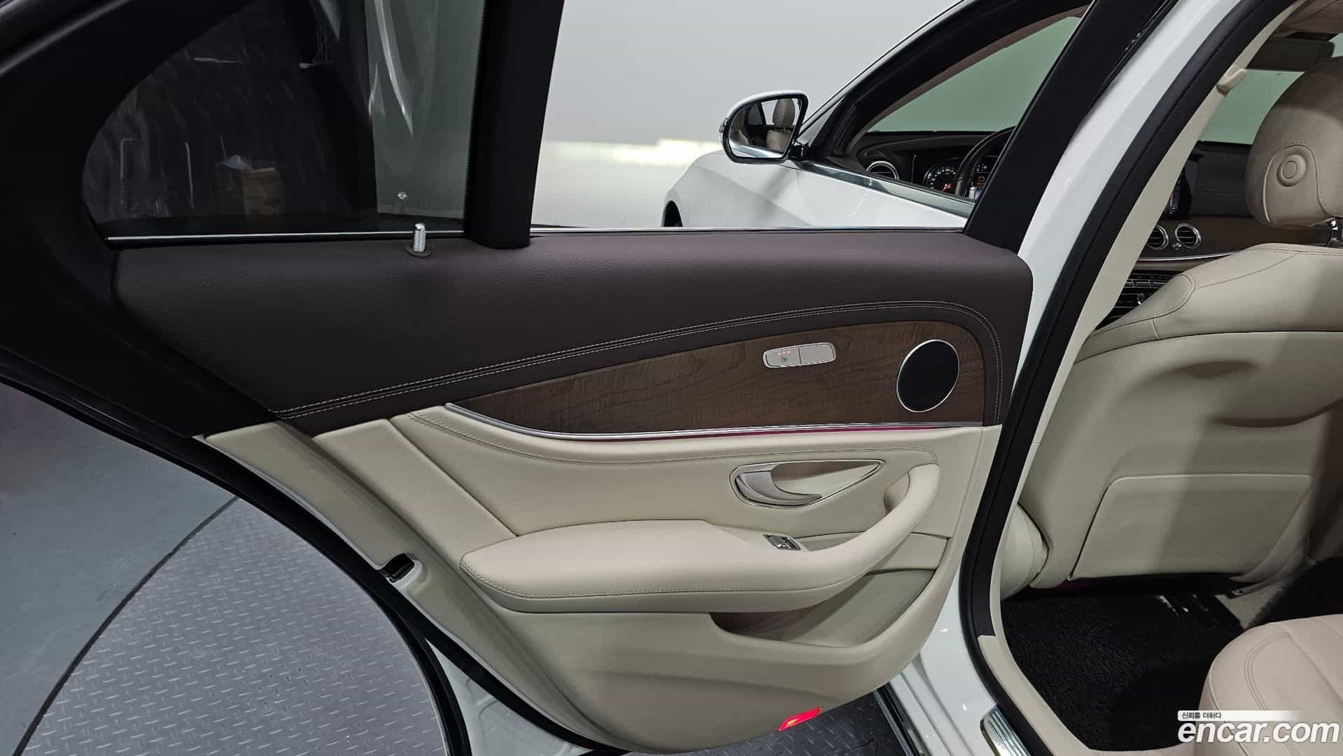 E-Class Mercedes-Benz 2019.5-INNER-035