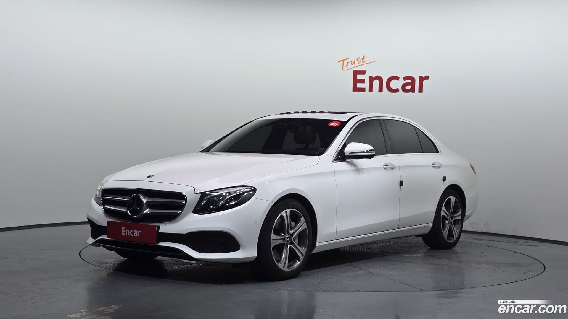 Main__Slider__Photo:E-Class Mercedes-Benz 2017.6-0