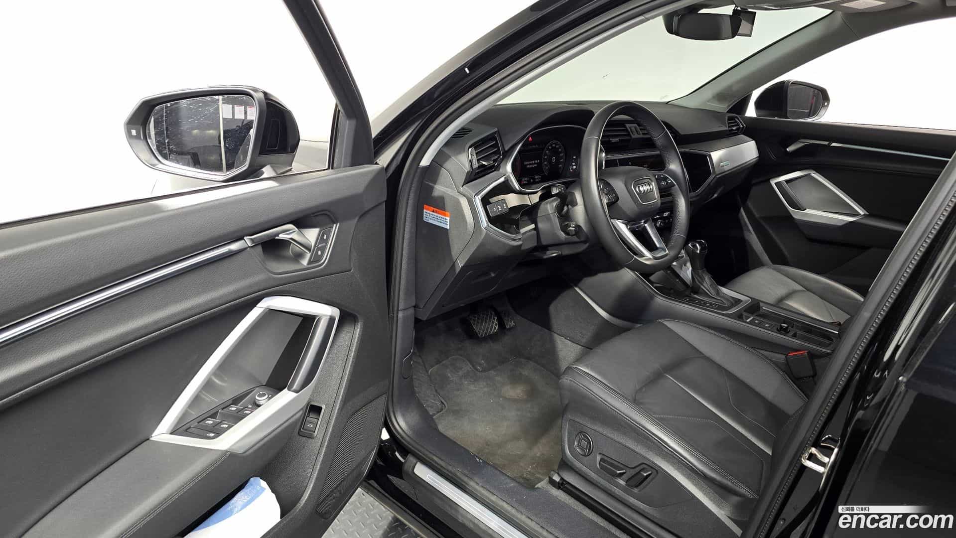 Q3 Audi 2023.10-INNER-010