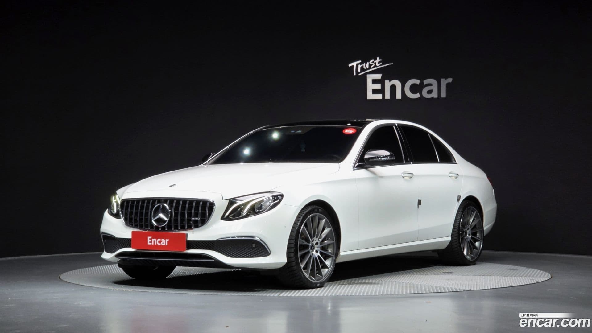 Main__Slider__Photo:E-Class Mercedes-Benz 2020.6-0
