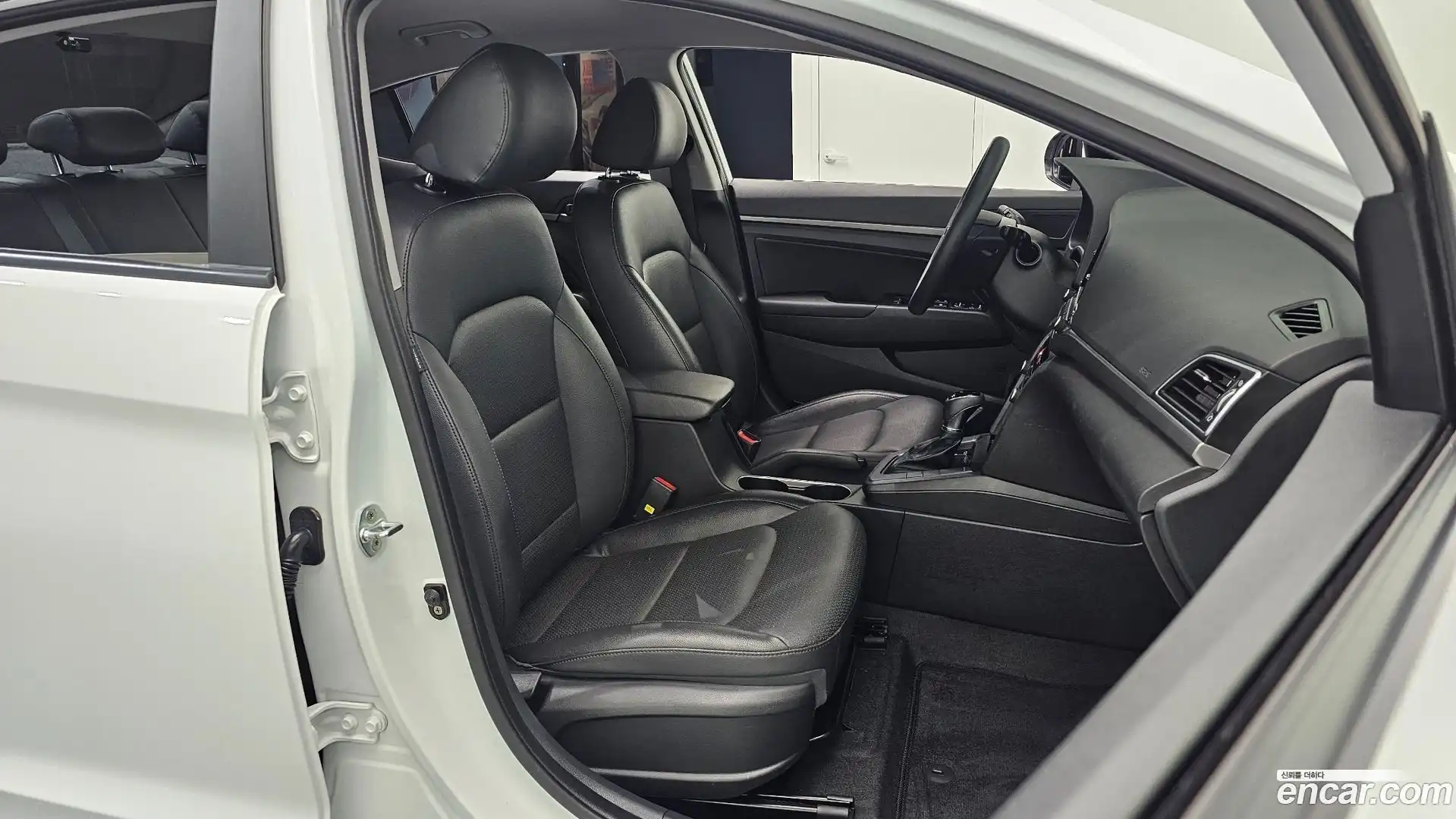 AVANTE Hyundai 2018.6-INNER-036