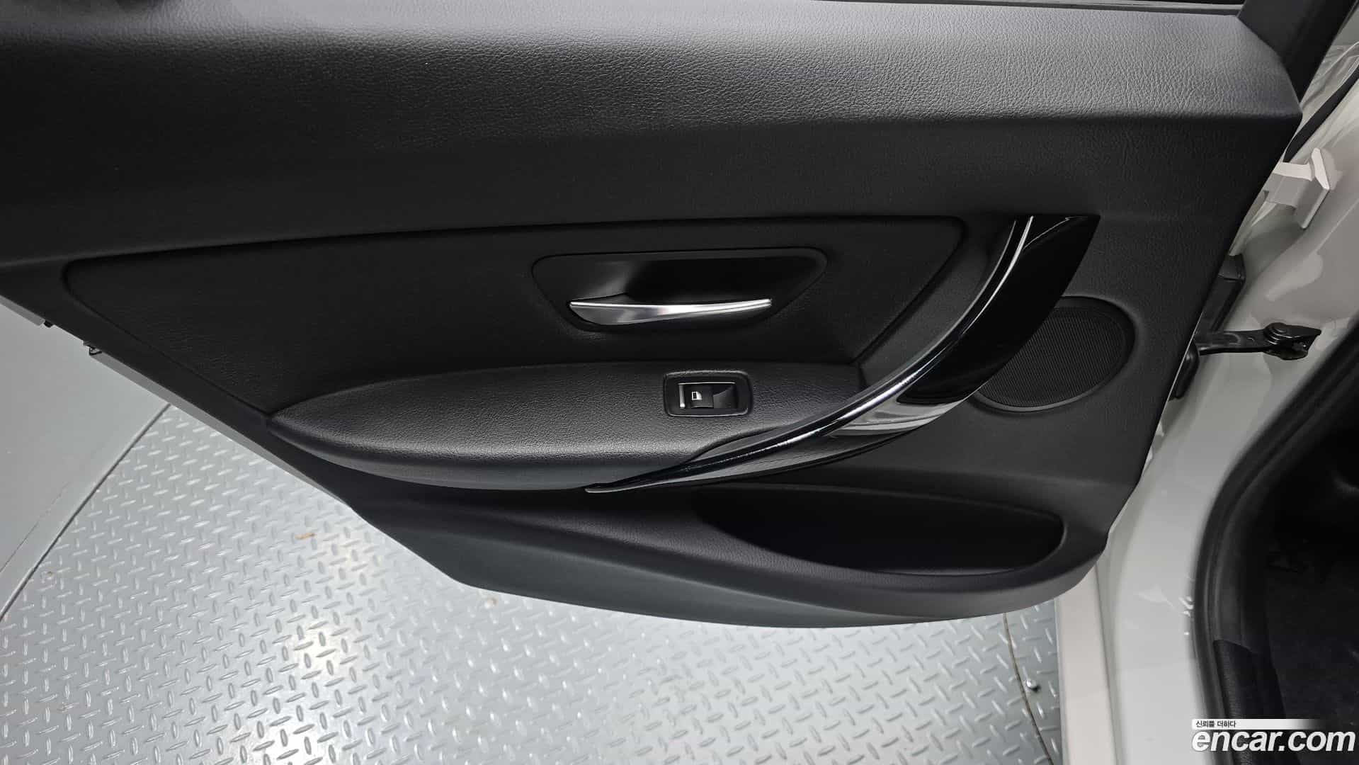 3-Series BMW 2017.11-INNER-035