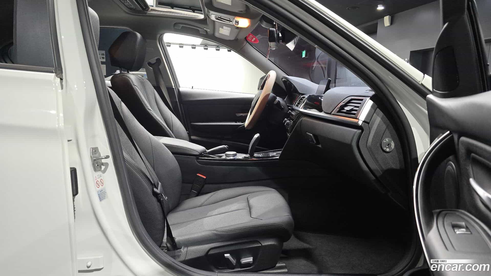 3-Series BMW 2017.11-INNER-036