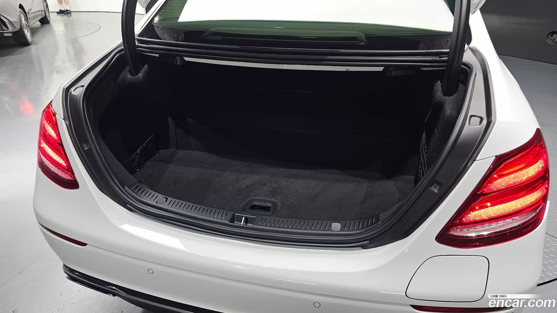 E-Class Mercedes-Benz 2019.11-OPTION-040