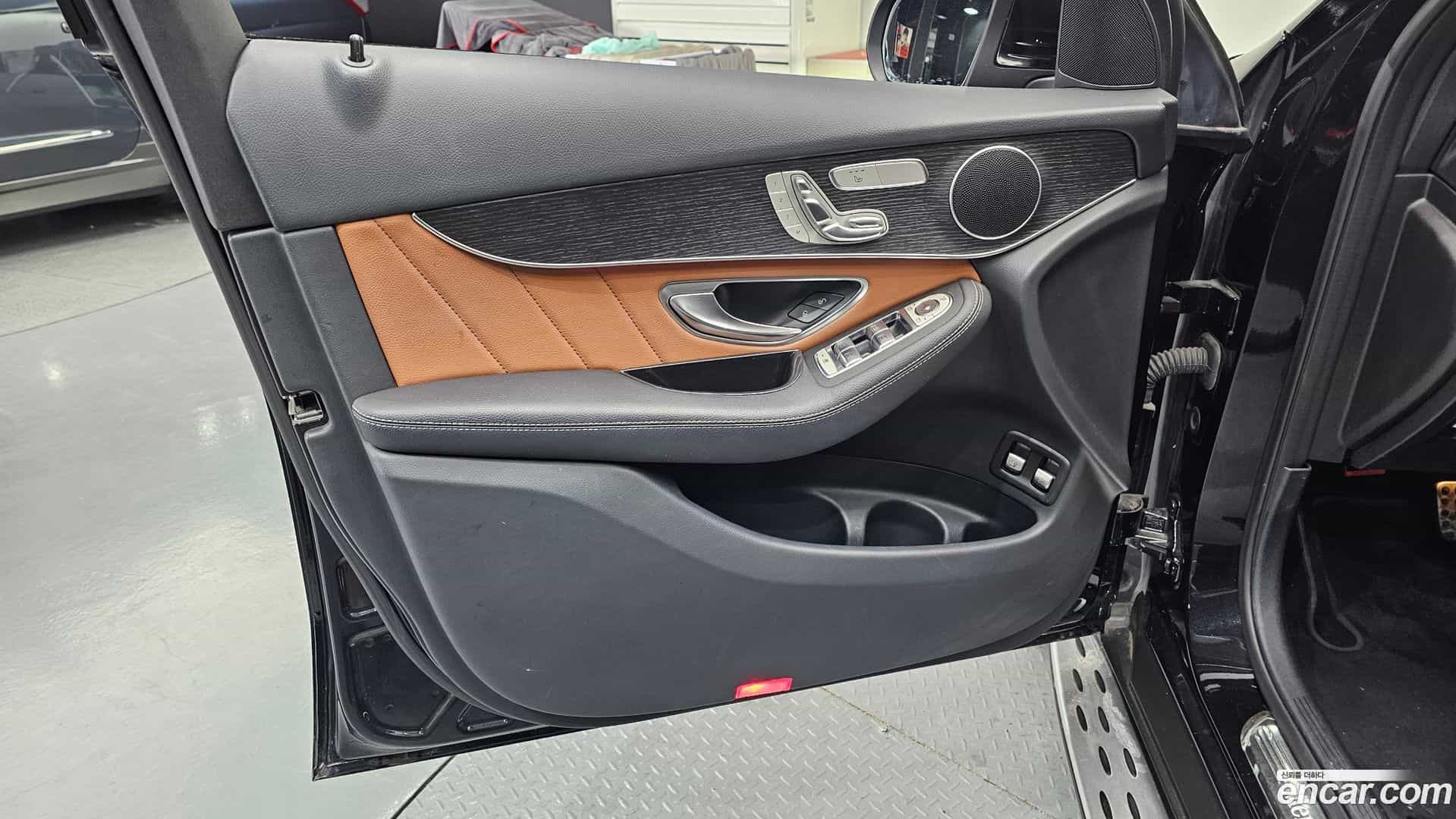 GLC-Class Mercedes-Benz 2021.4-INNER-034