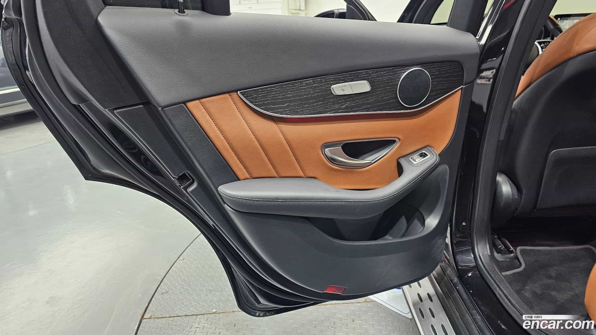 GLC-Class Mercedes-Benz 2021.4-INNER-035