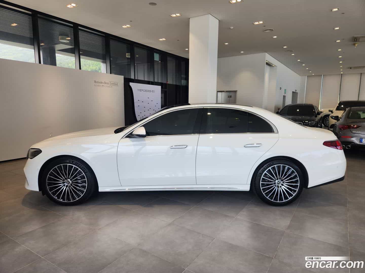 E-Class Mercedes-Benz 2025.11-INNER-008