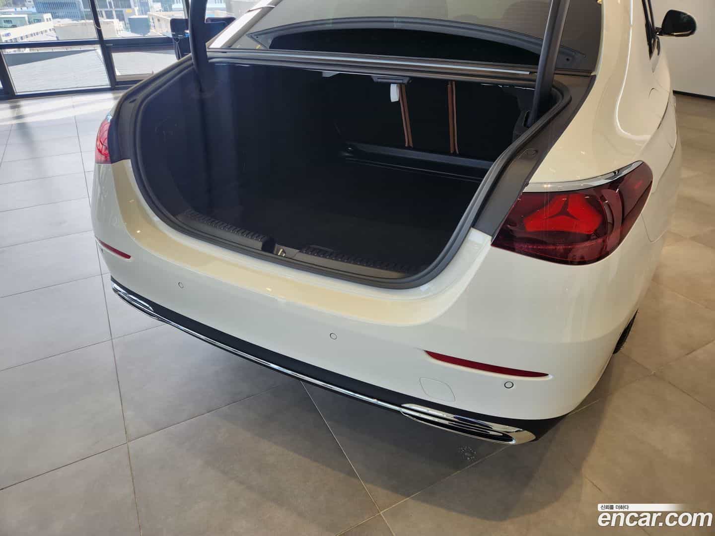 E-Class Mercedes-Benz 2025.11-INNER-010