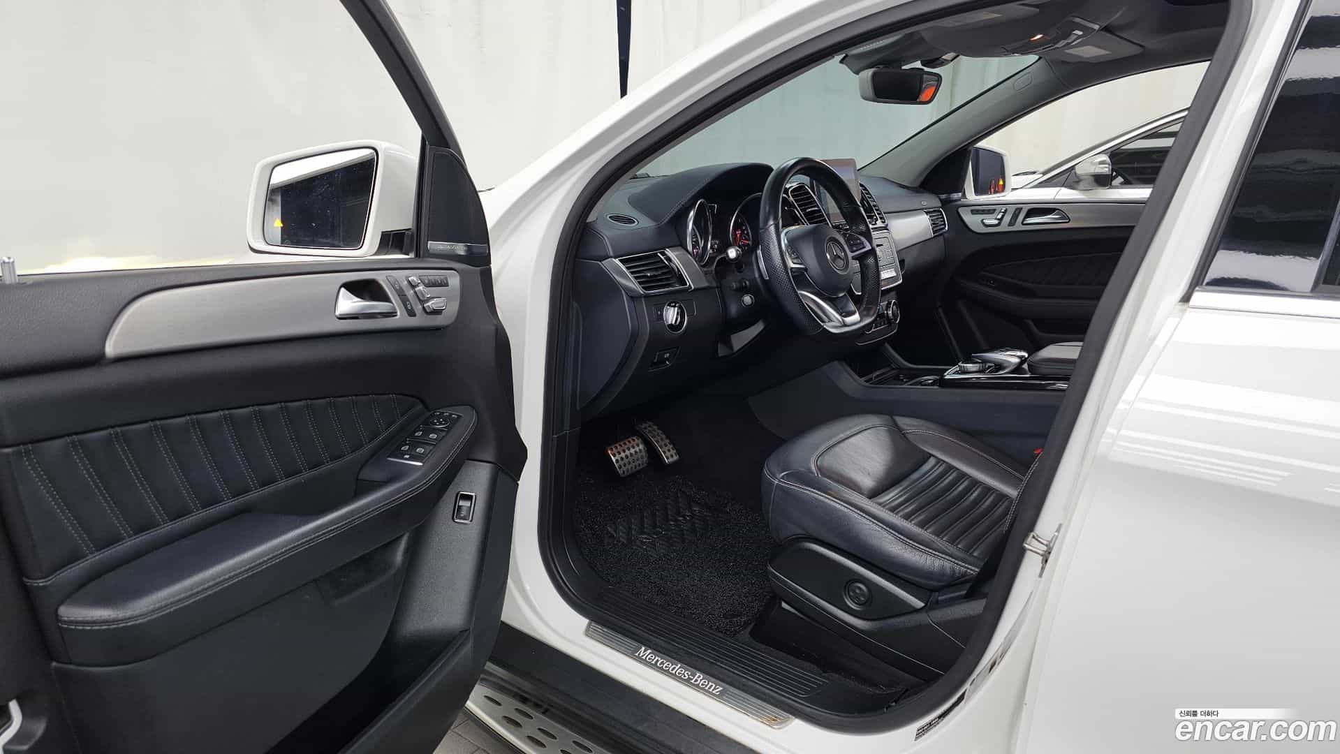 GLE-Class Mercedes-Benz 2018.8-INNER-010