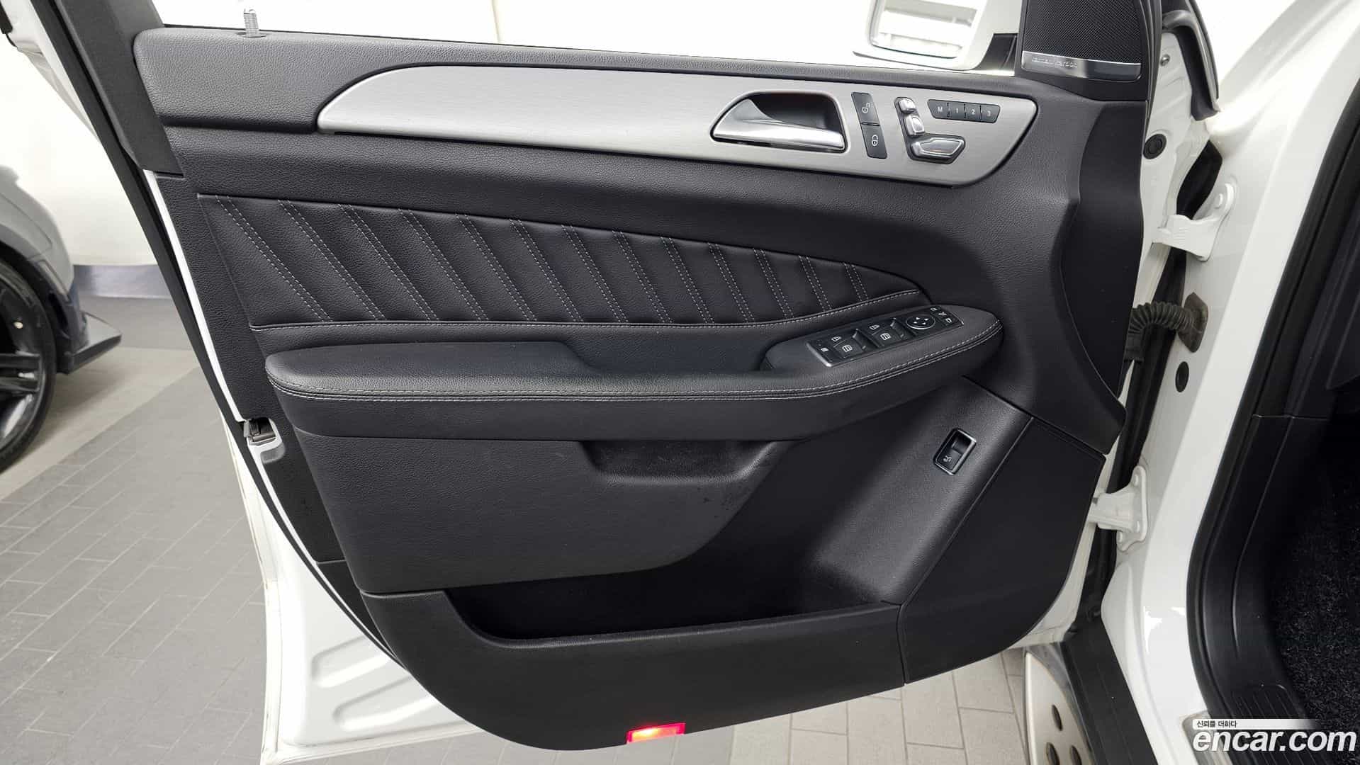 GLE-Class Mercedes-Benz 2018.8-INNER-034