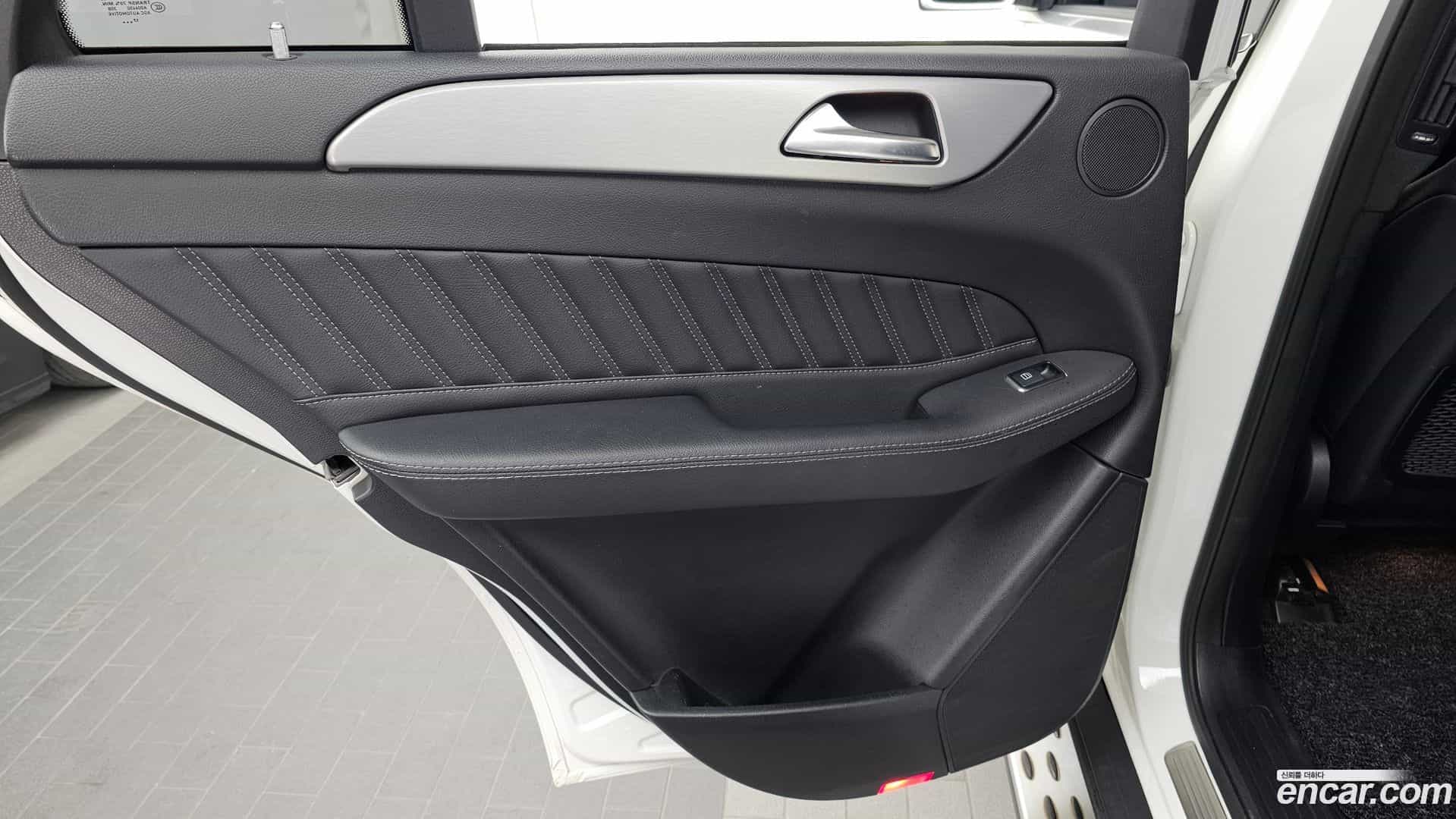 GLE-Class Mercedes-Benz 2018.8-INNER-035