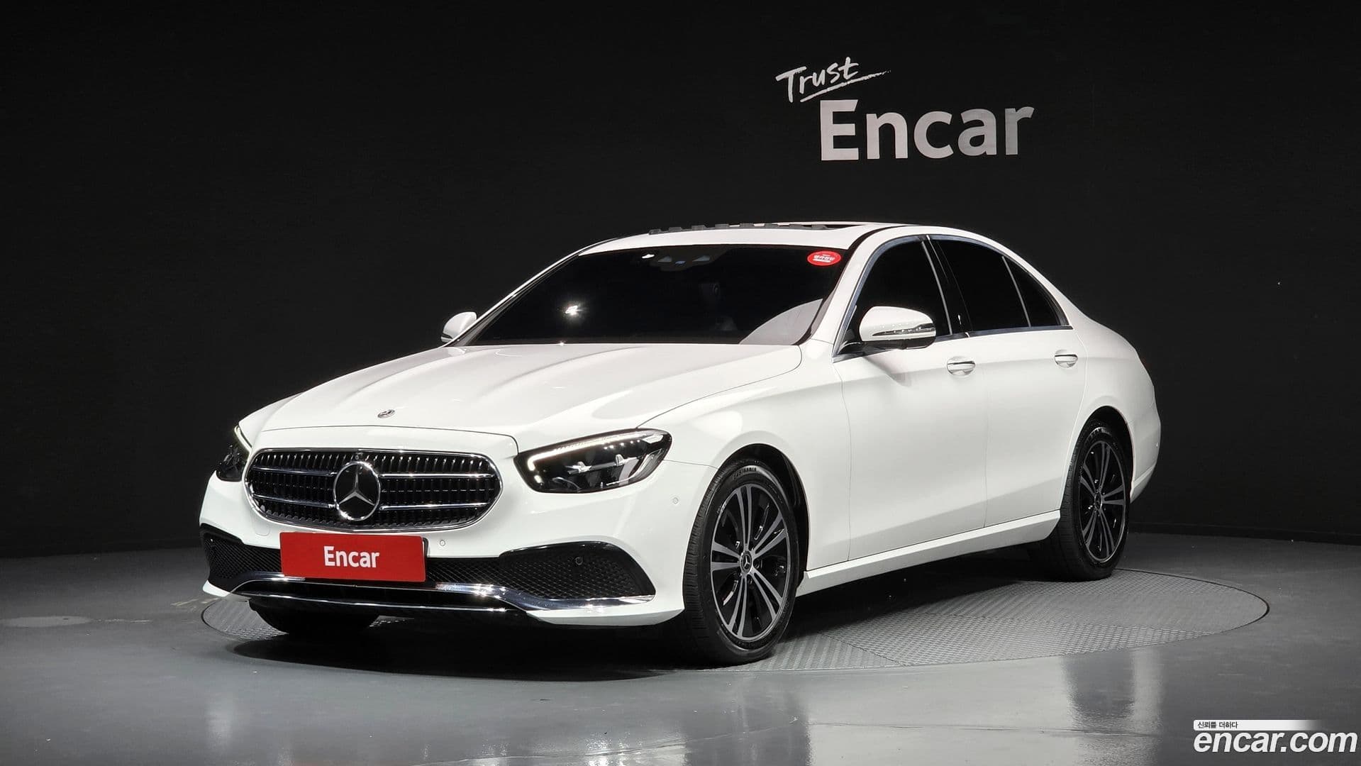 Main__Slider__Photo:E-Class Mercedes-Benz 2022.1-0