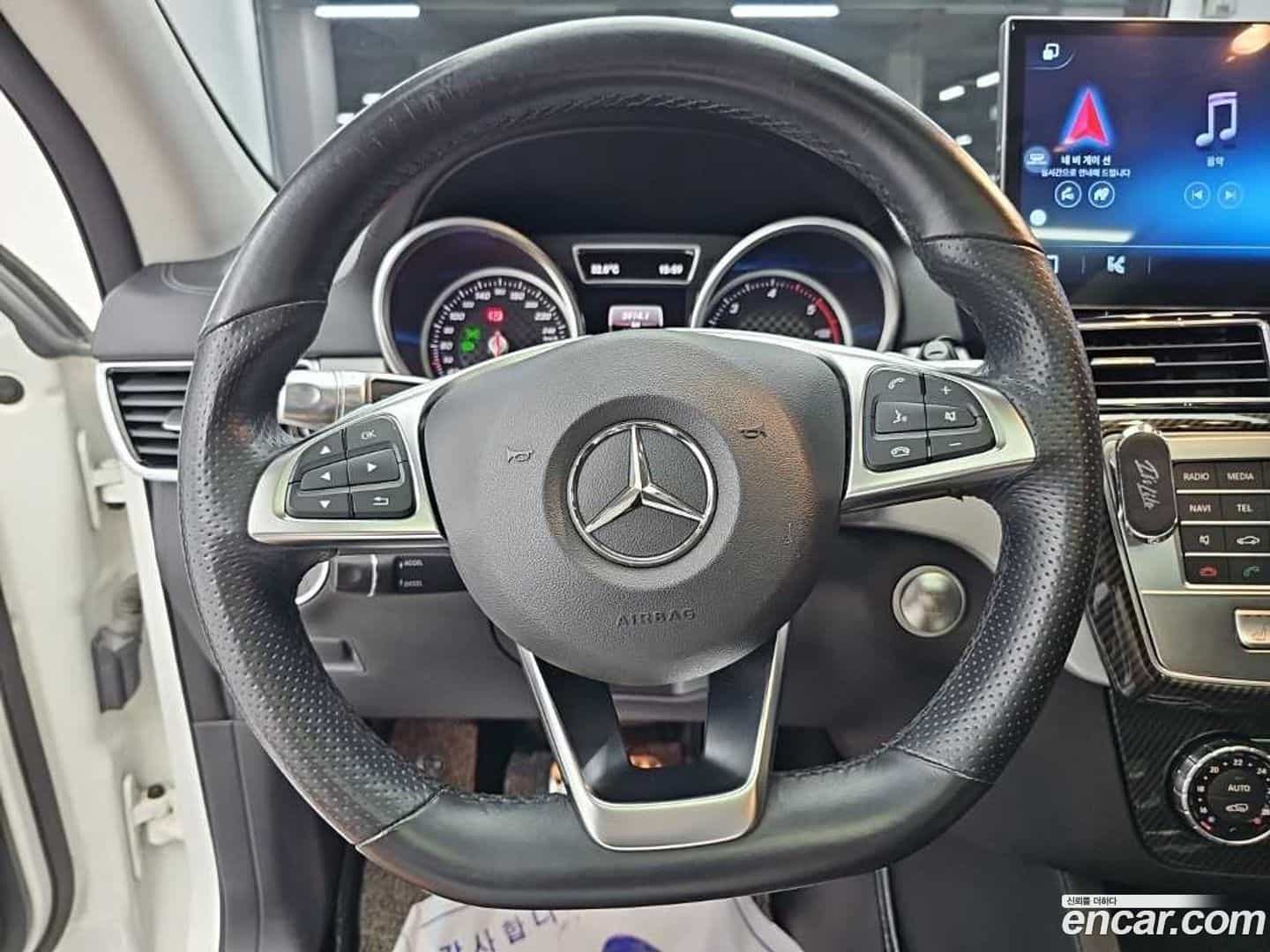 GLE-Class Mercedes-Benz 2016.10-INNER-009