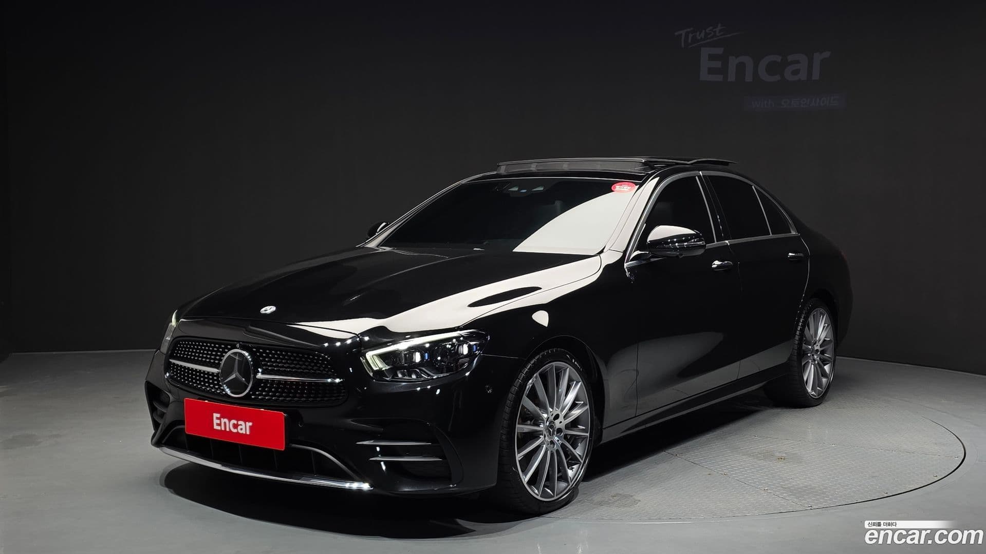 Main__Slider__Photo:E-Class Mercedes-Benz 2022.3-0