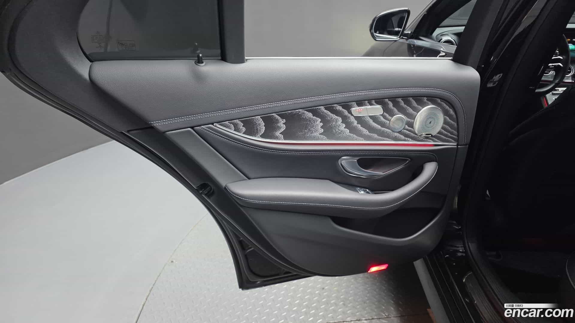 E-Class Mercedes-Benz 2022.3-INNER-035