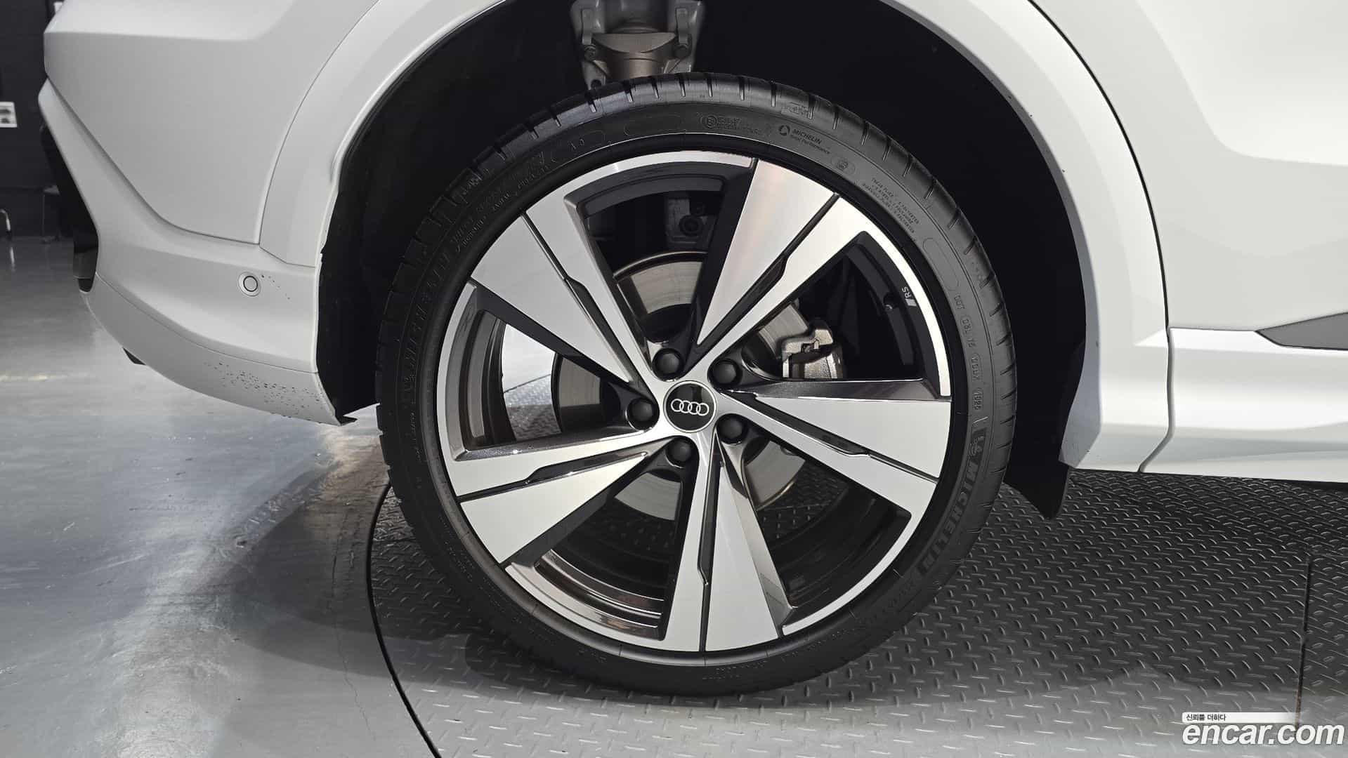 Q5 Audi 2025.10-OUTER-005