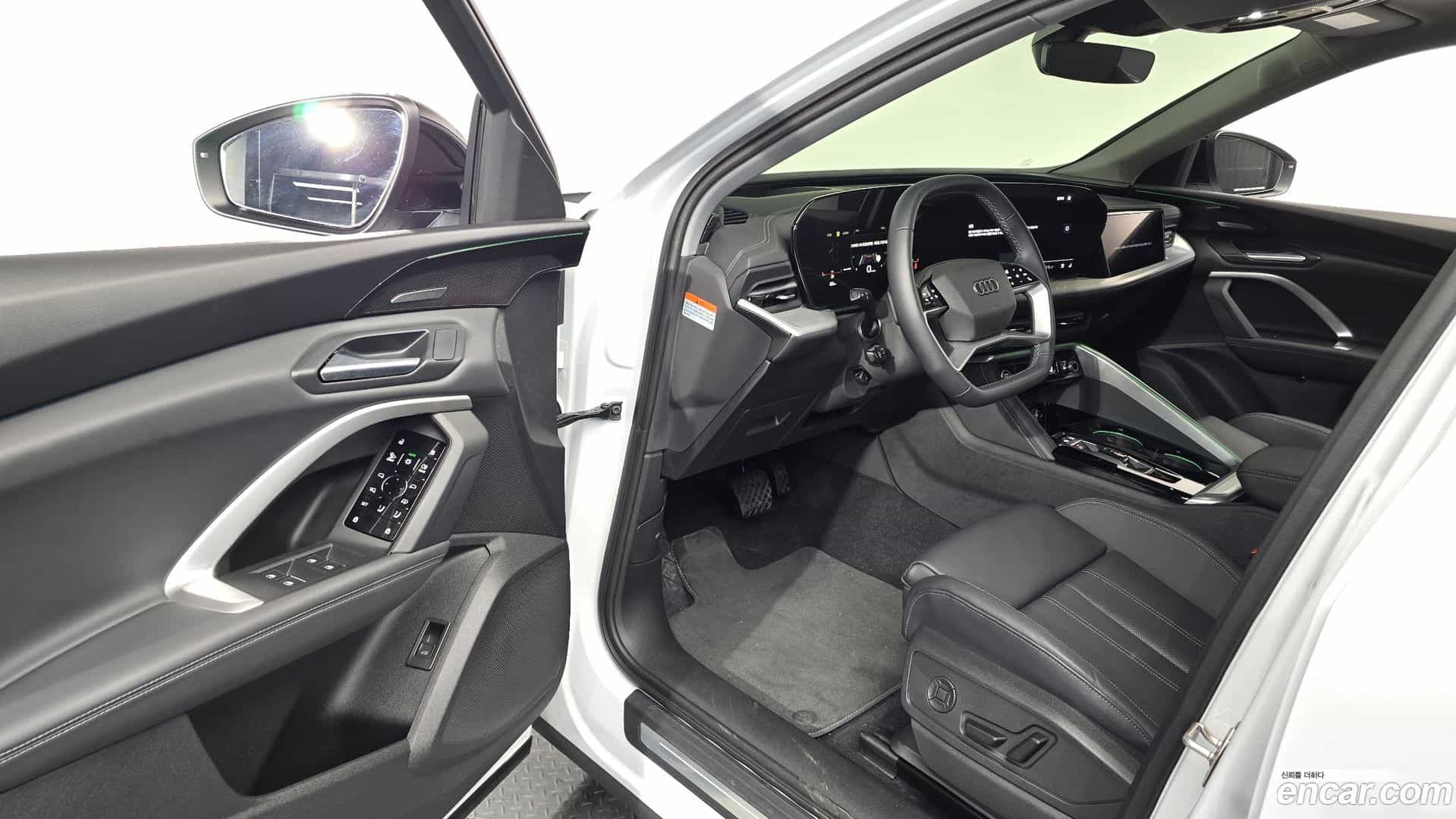 Q5 Audi 2025.10-INNER-010