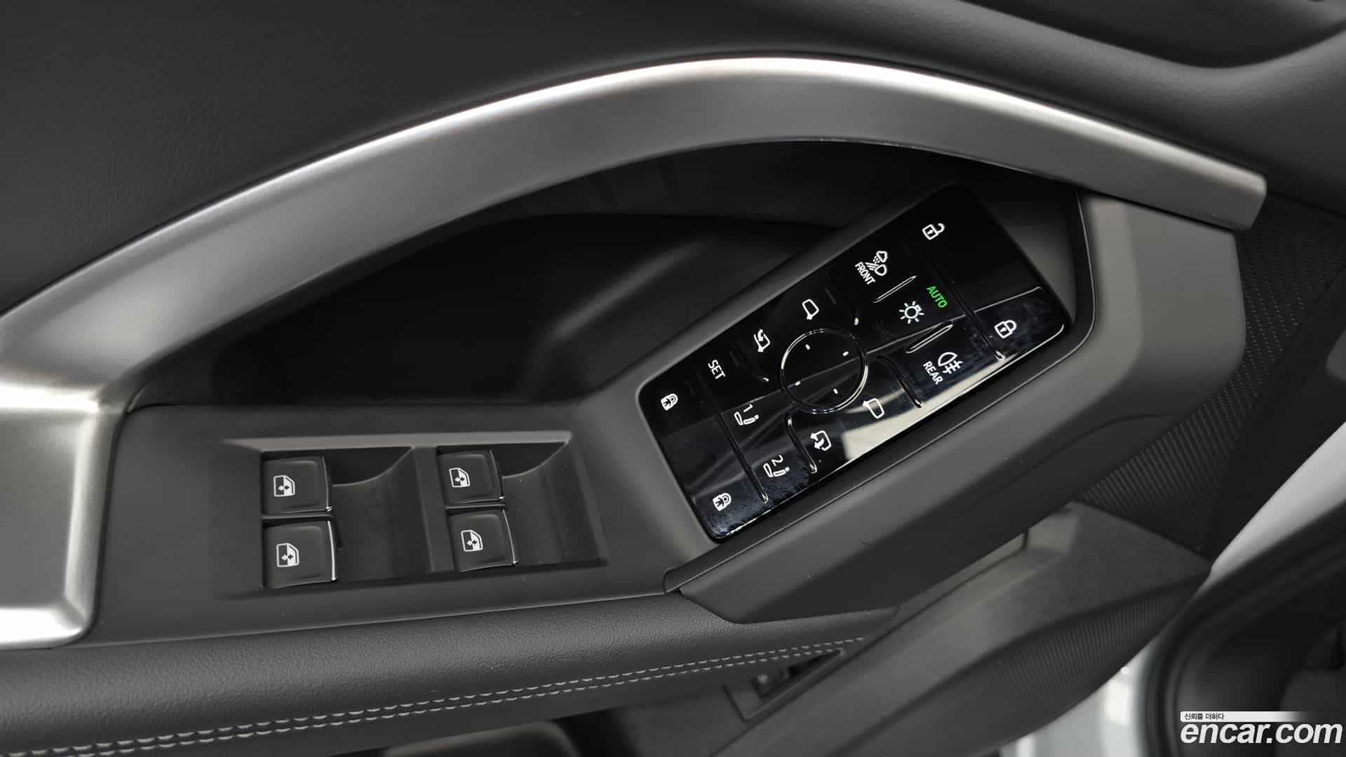Q5 Audi 2025.10-OPTION-040