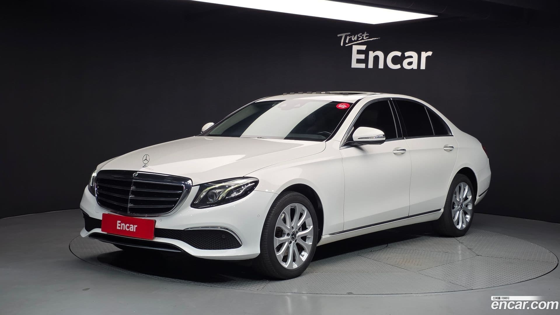 Main__Slider__Photo:E-Class Mercedes-Benz 2018.3-0