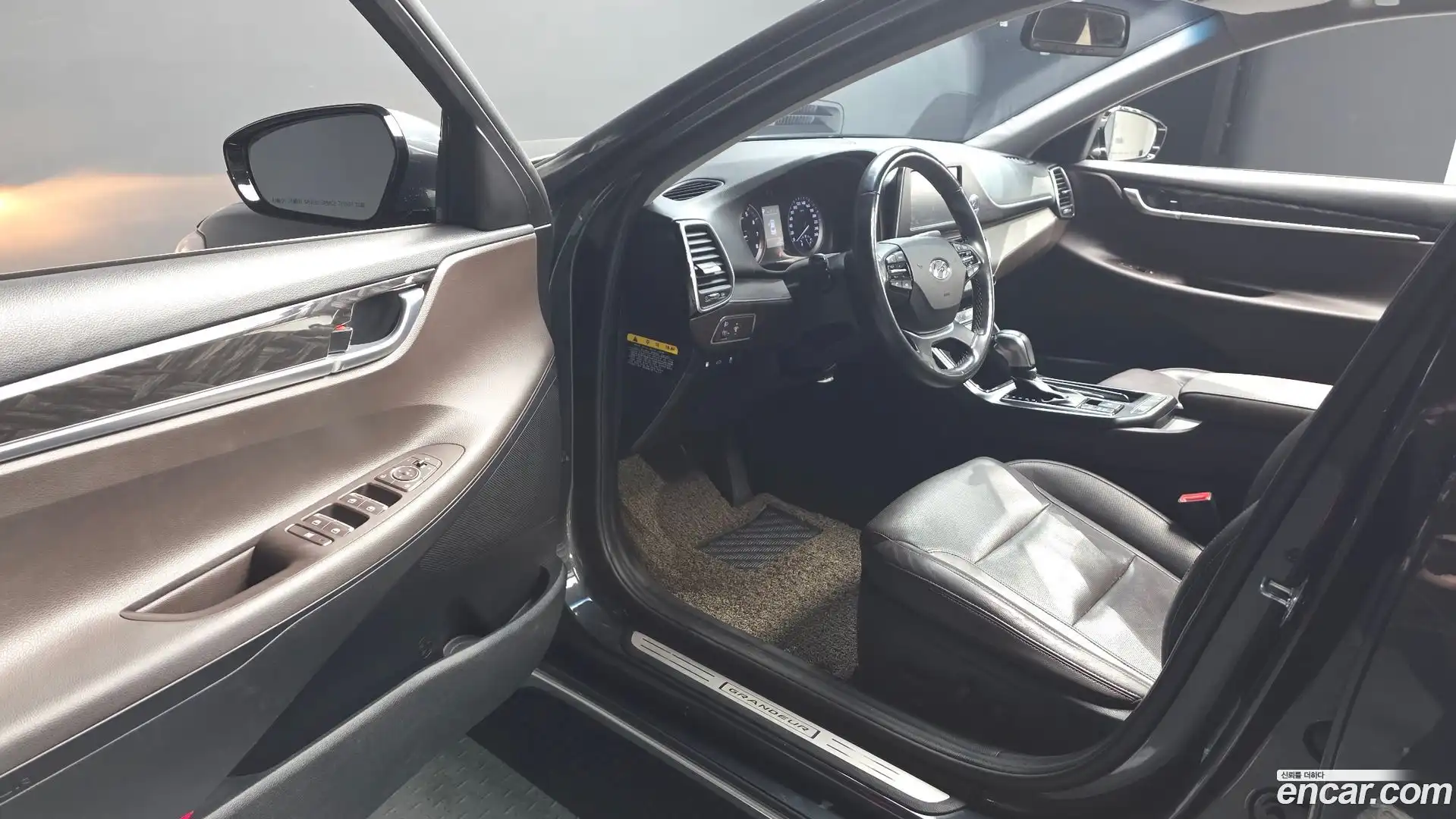 Grandeur Hyundai 2017.1-INNER-010