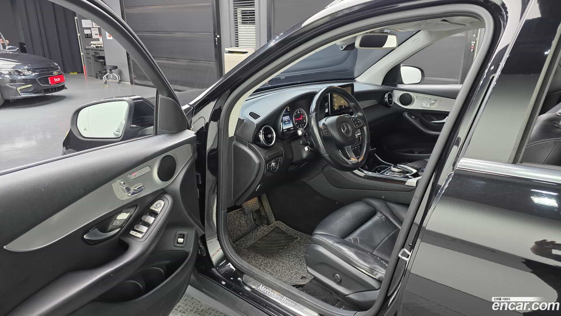GLC-Class Mercedes-Benz 2016.7-INNER-010