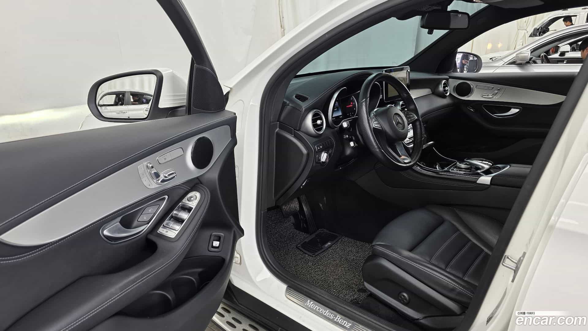 GLC-Class Mercedes-Benz 2017.4-INNER-010
