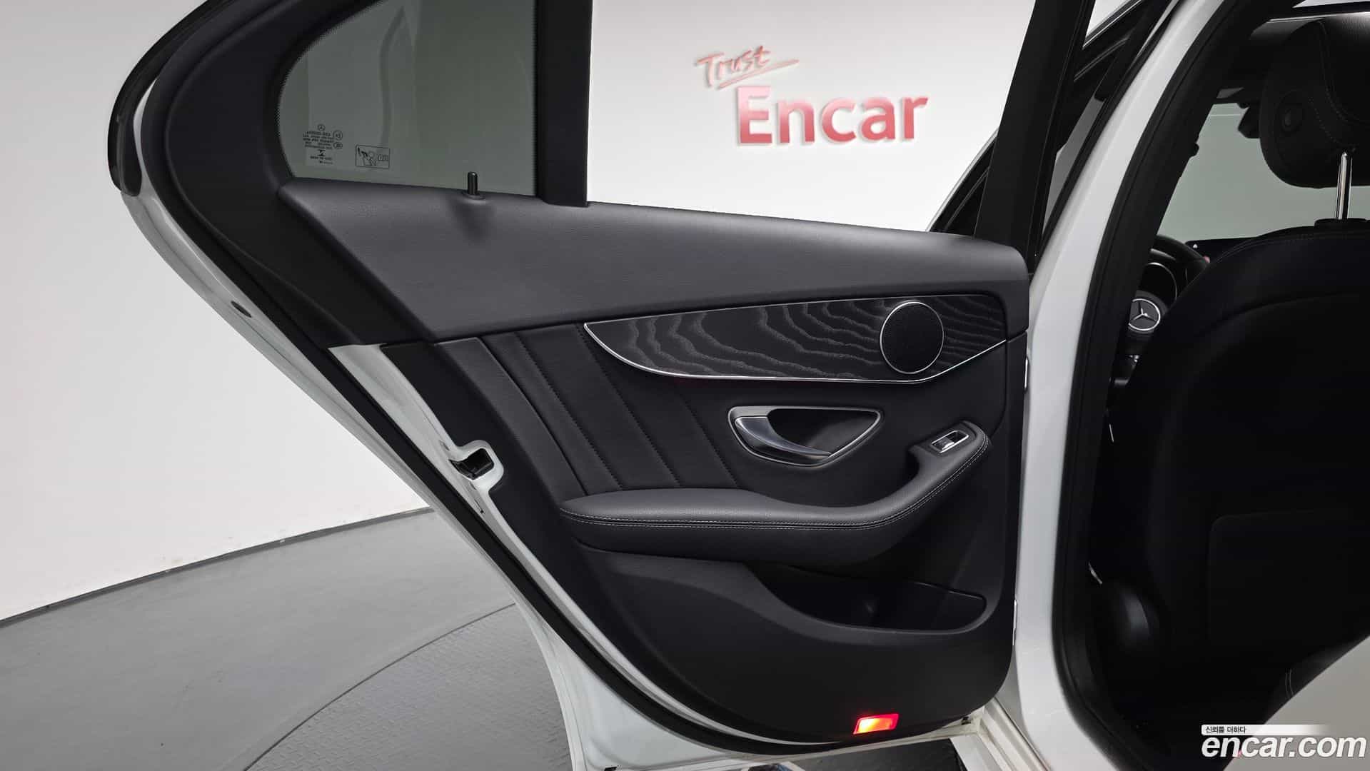 C-Class Mercedes-Benz 2019.4-INNER-035