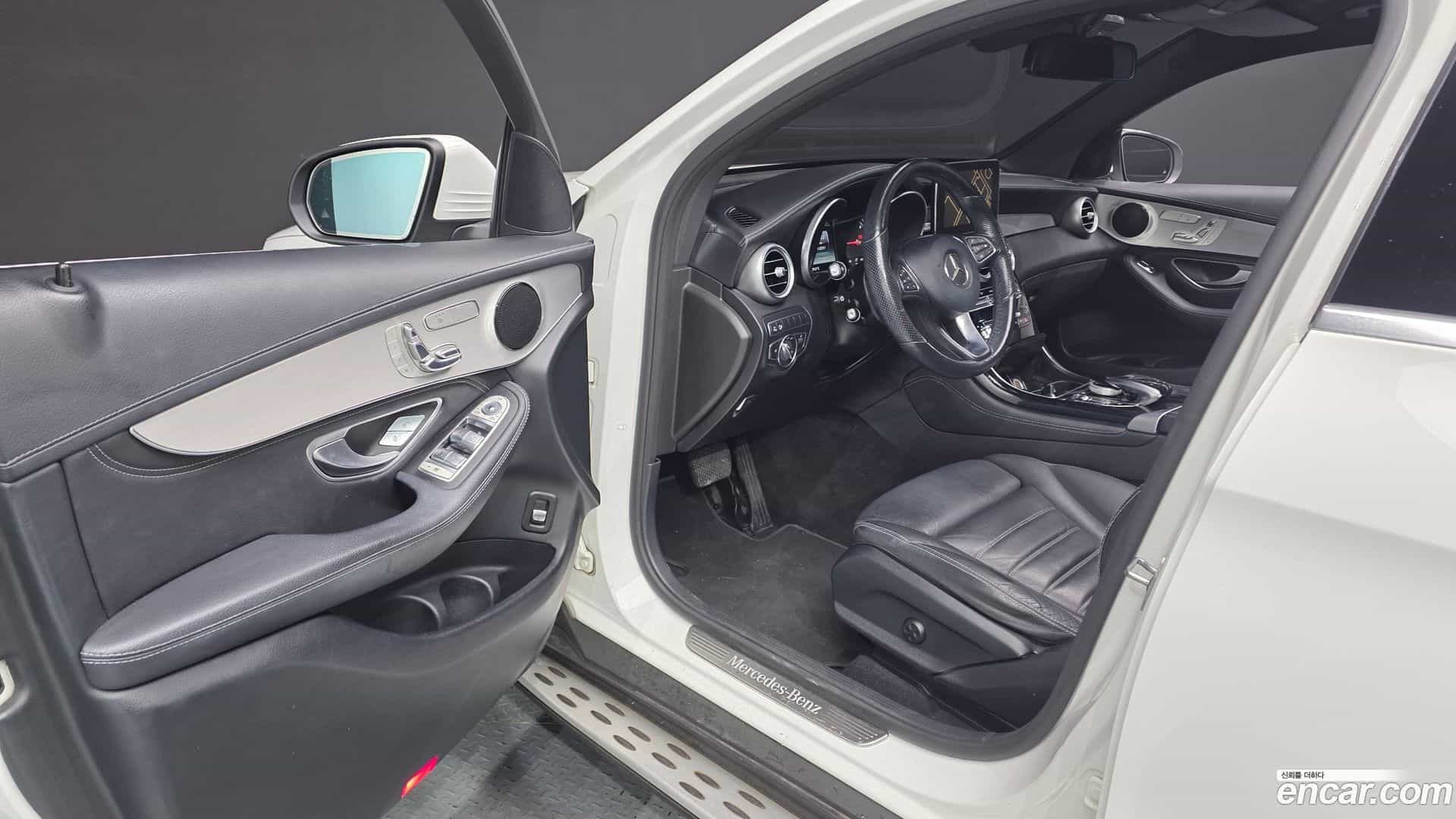 GLC-Class Mercedes-Benz 2017.4-INNER-010