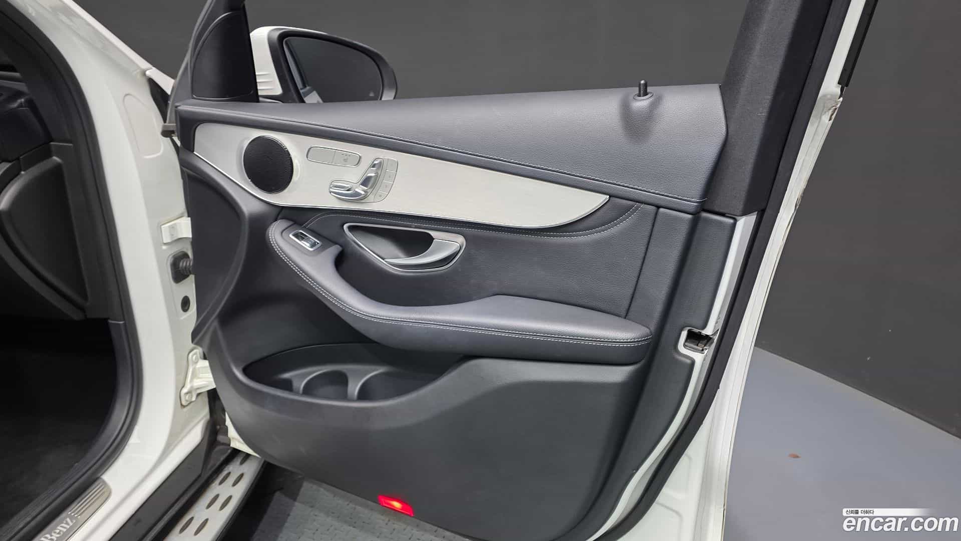 GLC-Class Mercedes-Benz 2017.4-INNER-034