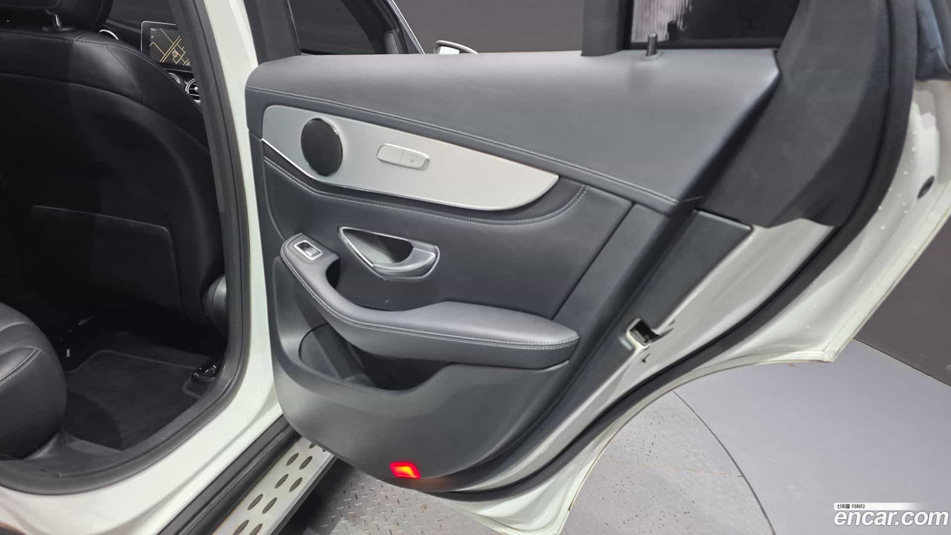 GLC-Class Mercedes-Benz 2017.4-INNER-035