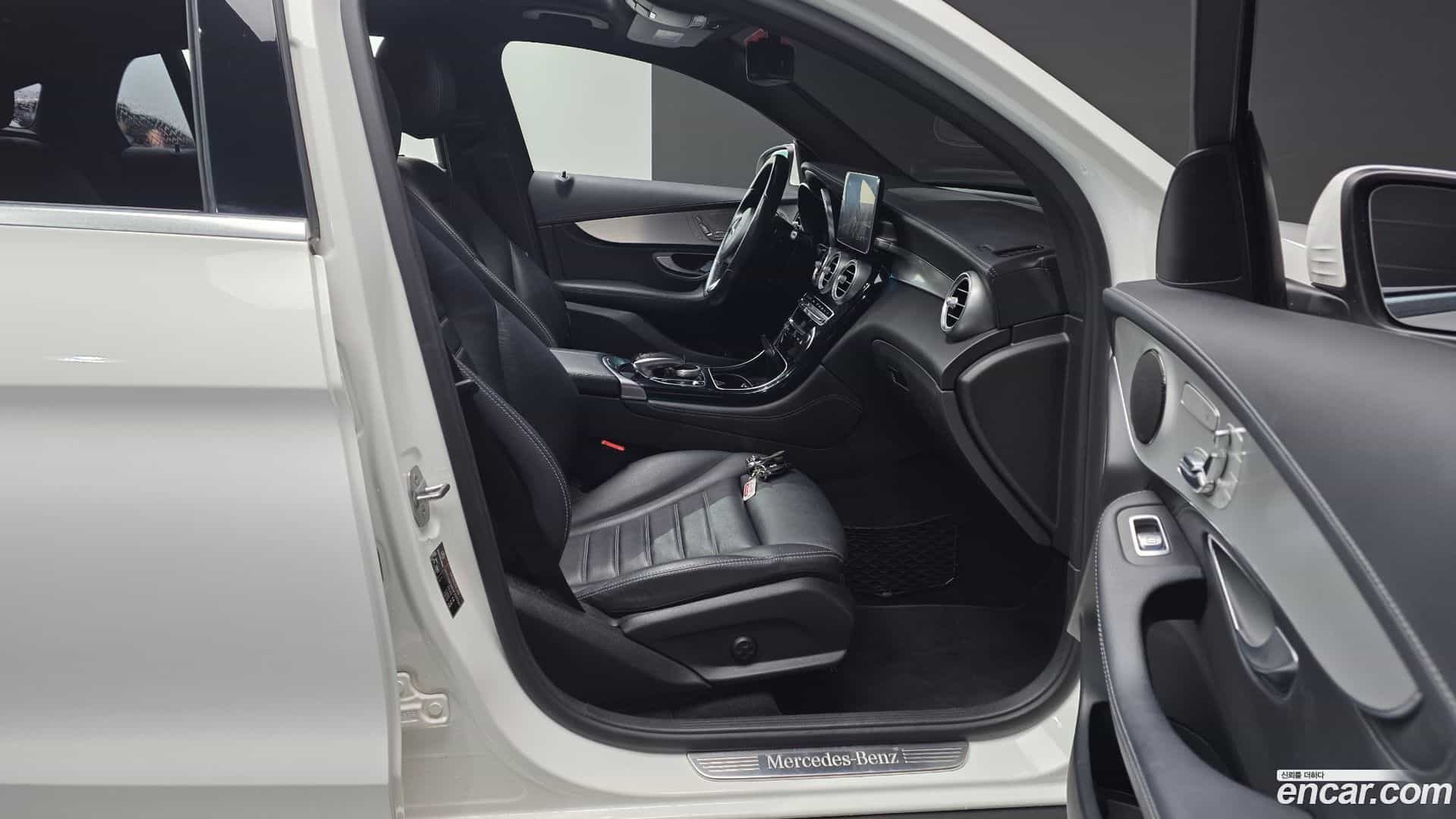 GLC-Class Mercedes-Benz 2017.4-INNER-036
