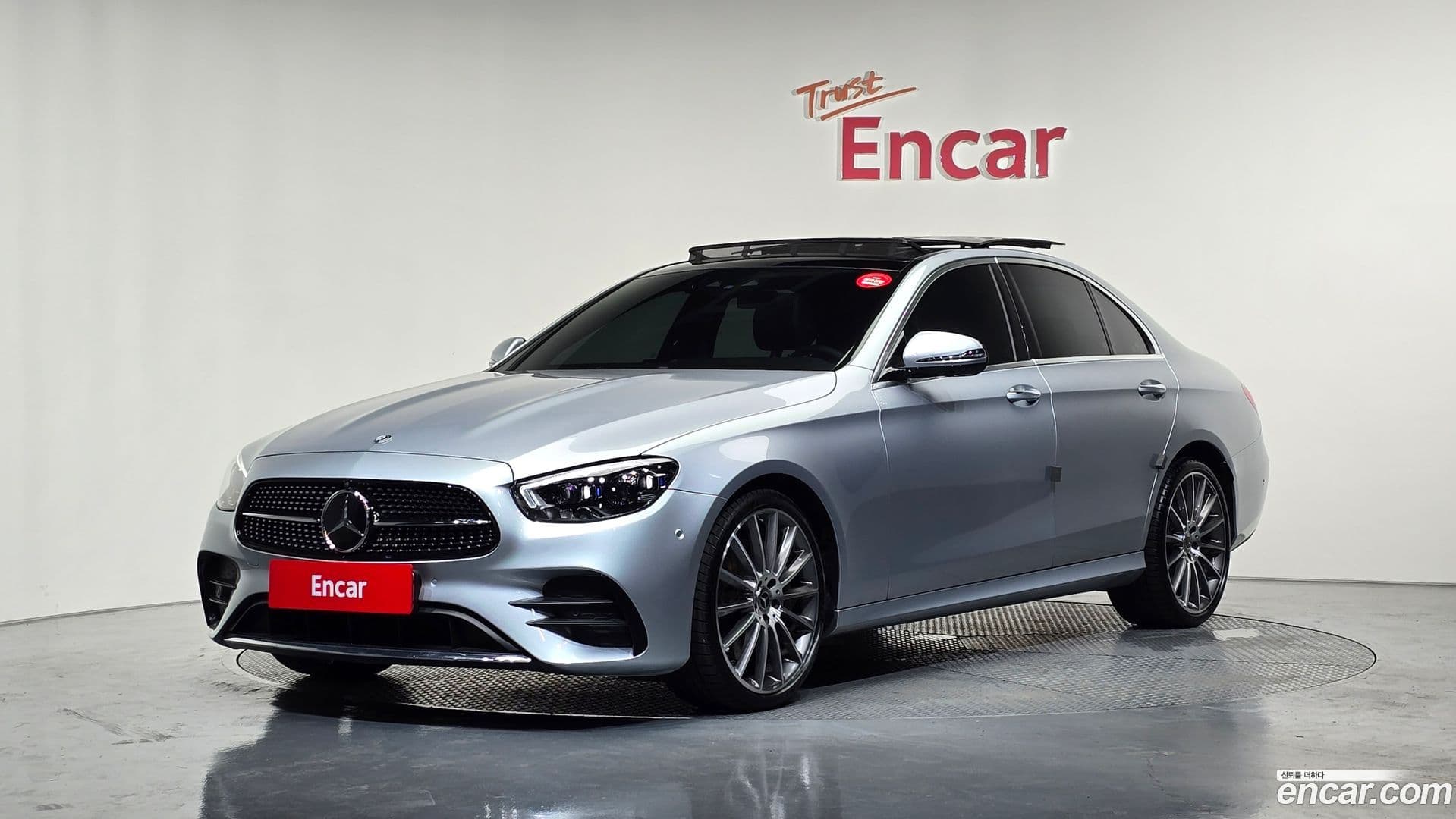 Main__Slider__Photo:E-Class Mercedes-Benz 2022.5-0