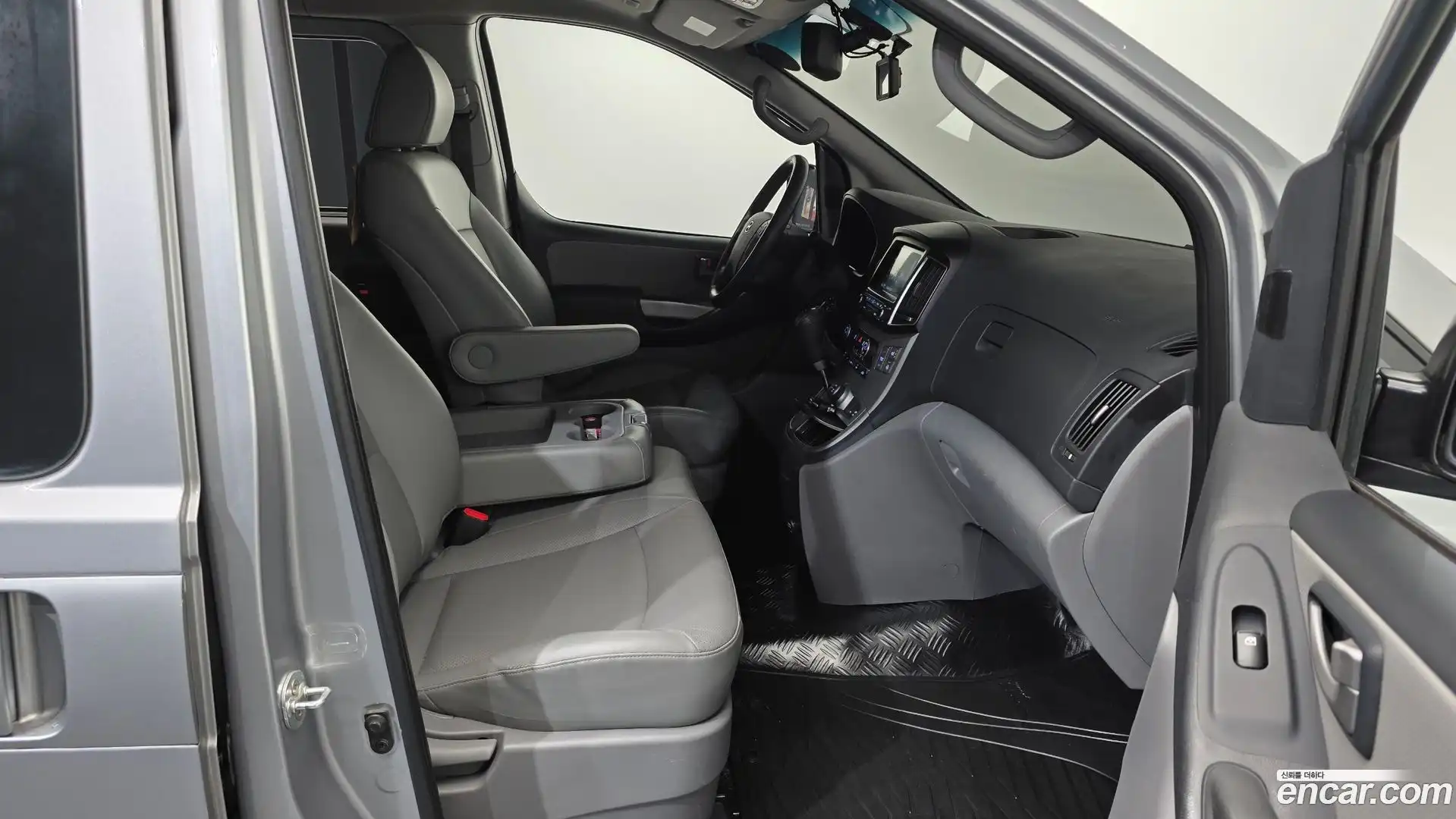 Starex Hyundai 2016.6-INNER-036
