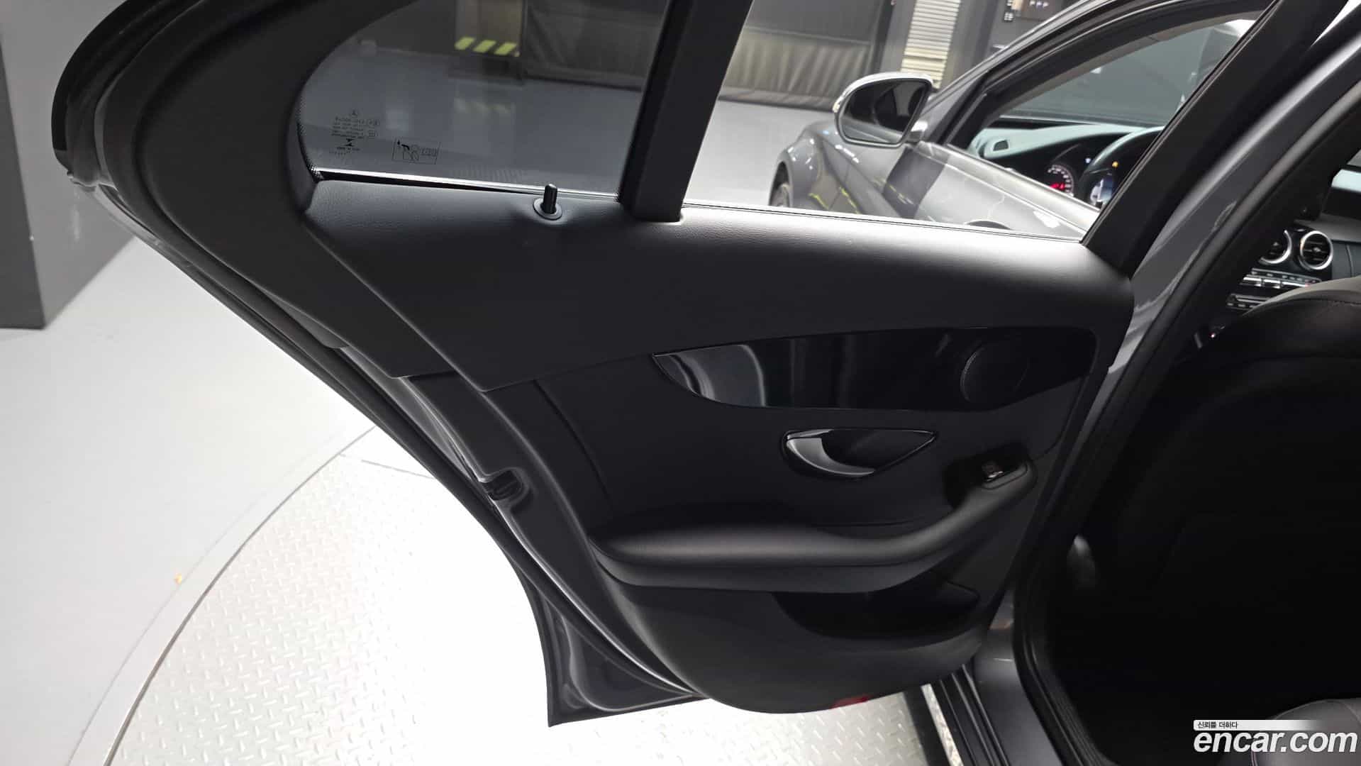C-Class Mercedes-Benz 2018.4-INNER-035