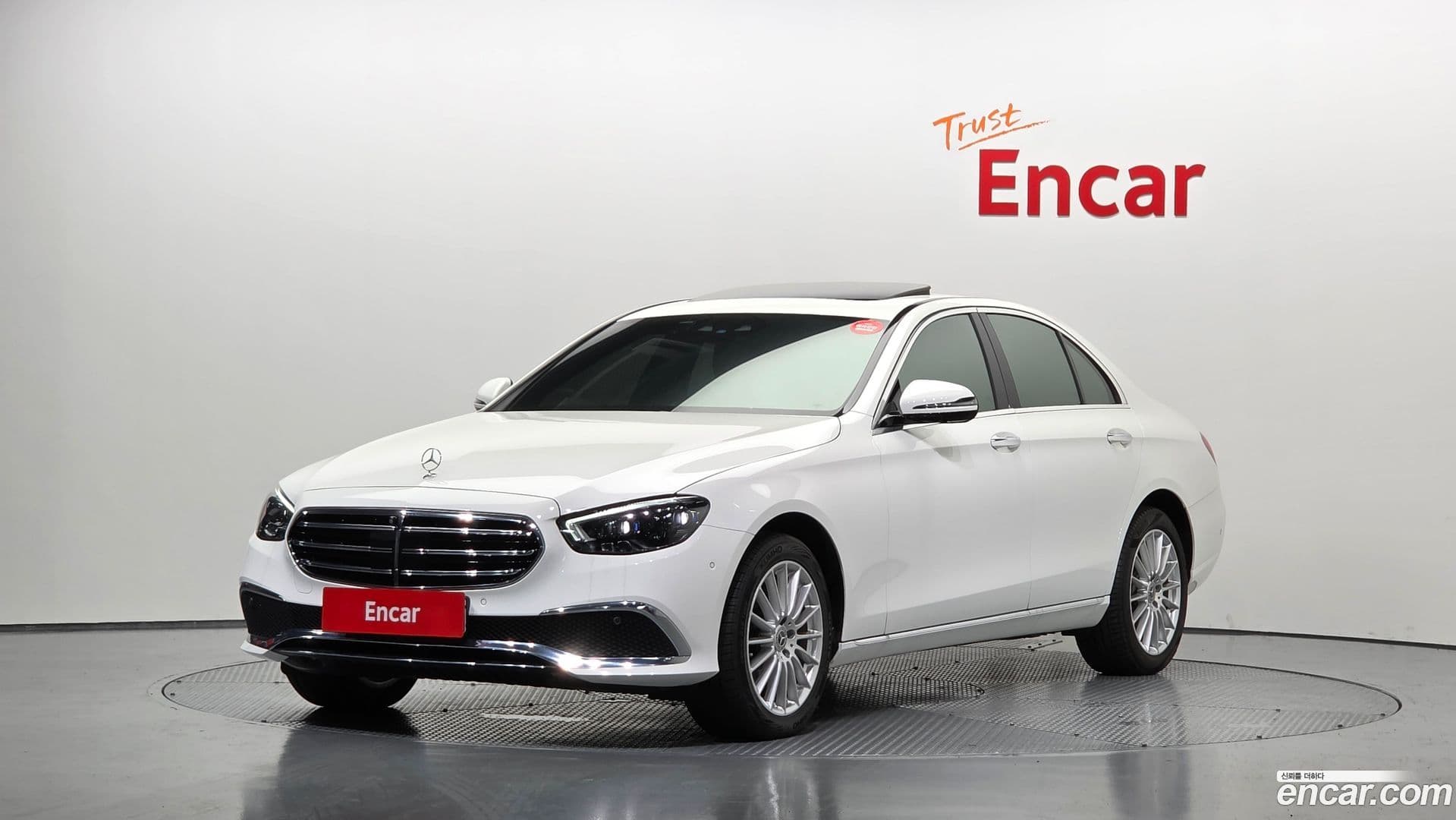 Main__Slider__Photo:E-Class Mercedes-Benz 2023.9-0
