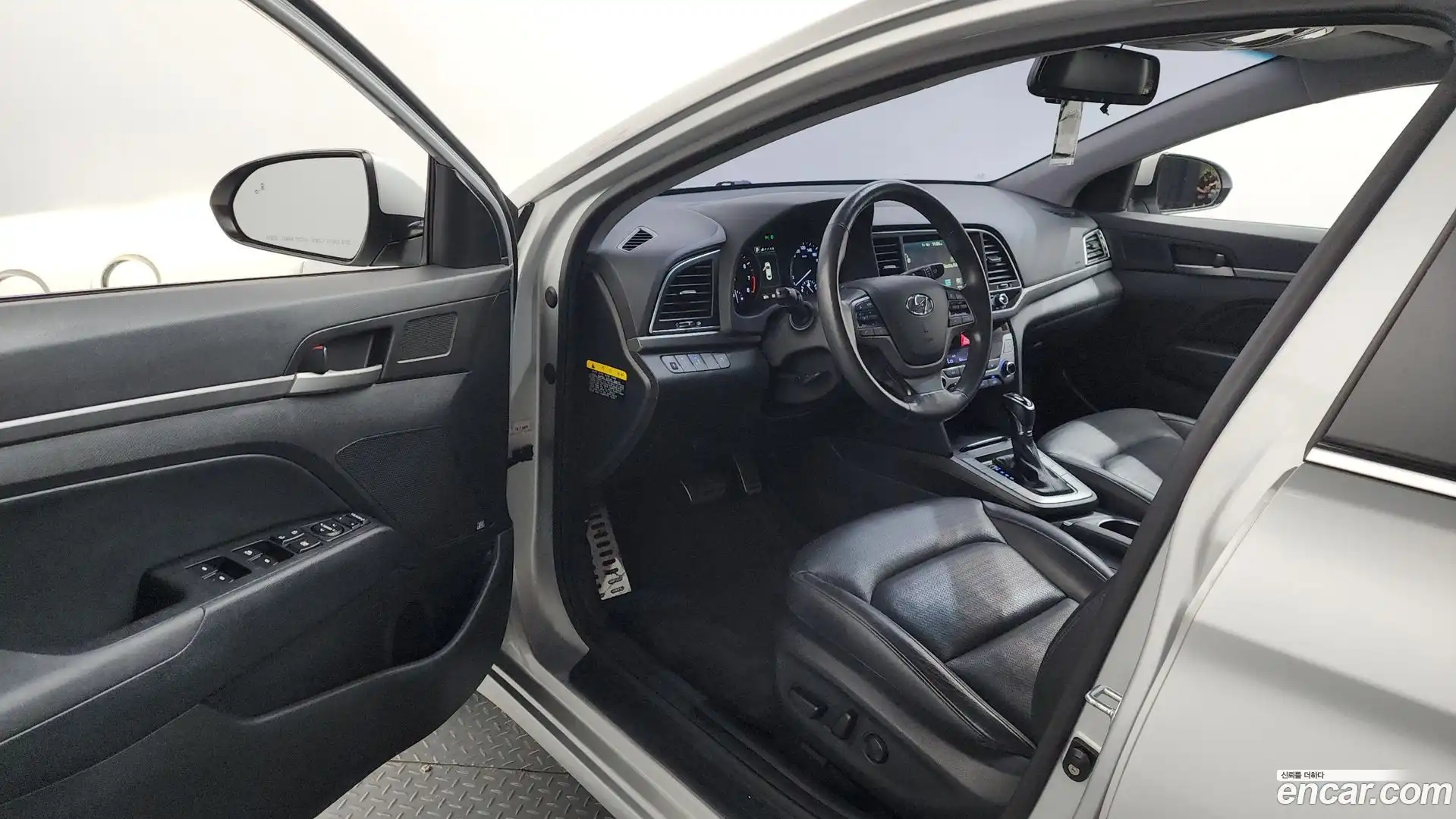 AVANTE Hyundai 2016.0-INNER-010