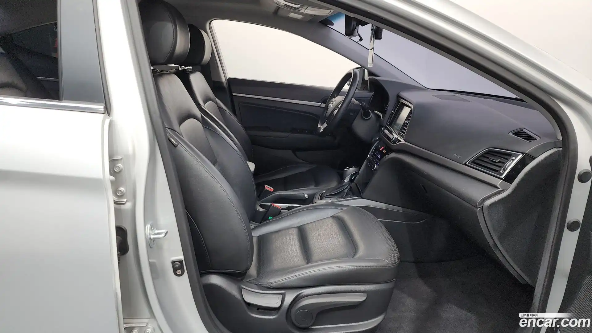 AVANTE Hyundai 2016.0-INNER-036