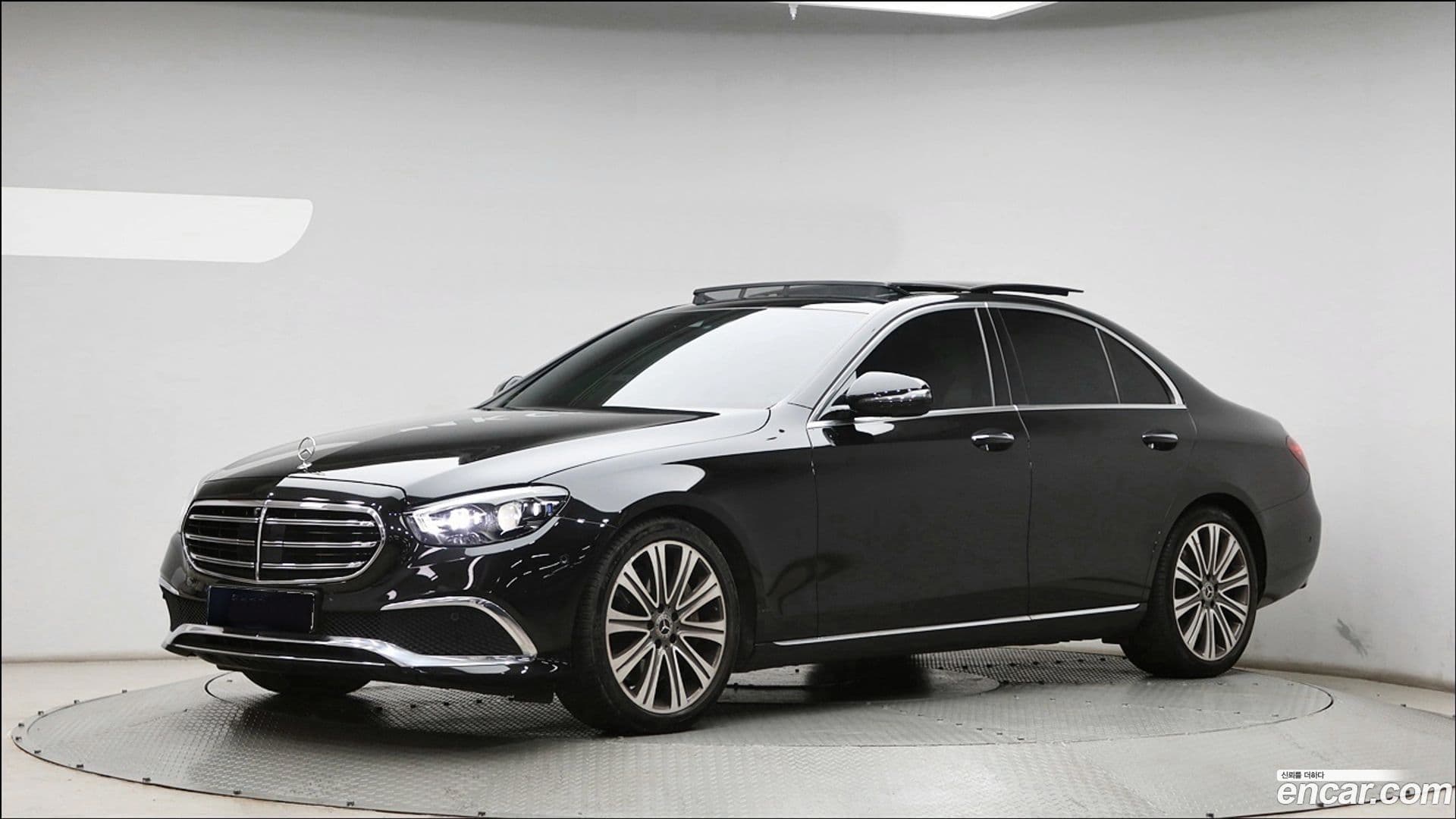Main__Slider__Photo:E-Class Mercedes-Benz 2021.2-0