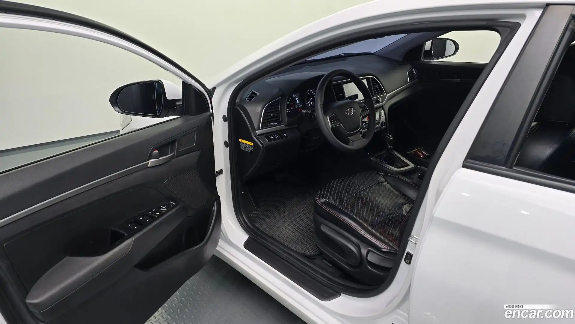 AVANTE Hyundai 2017.8-OPTION-015